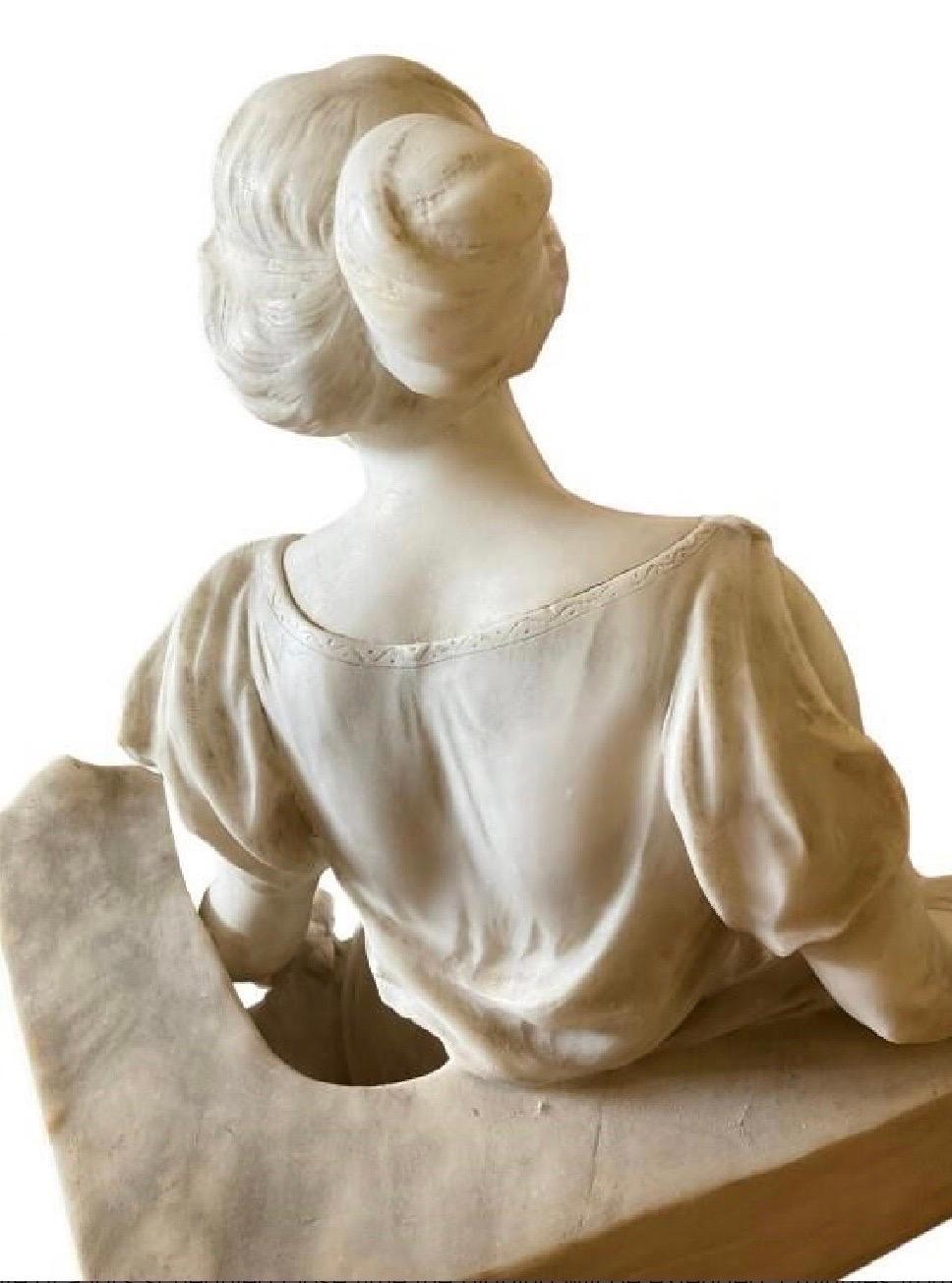 Sculpté à la main Grande statue en marbre sculpté avec Pedestal, Italie Circa 1900 en vente