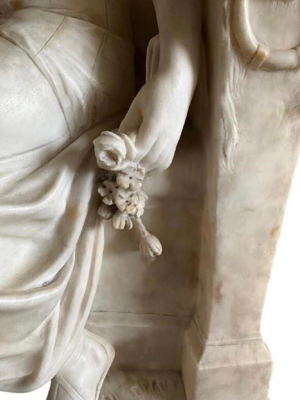 Grande statue en marbre sculpté avec Pedestal, Italie Circa 1900 Bon état - En vente à Lambertville, NJ