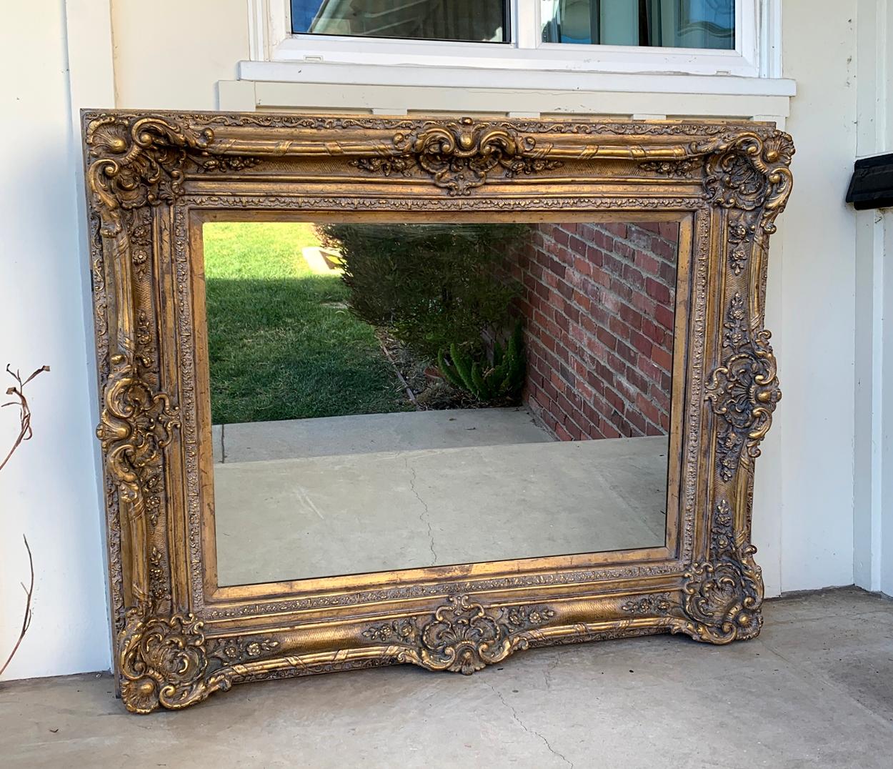 Stunningly carved mirror with gold gilded frame, in very good condition.

Measurements:
55 inches wide x 45.50 inches high x 5.50 inches deep.