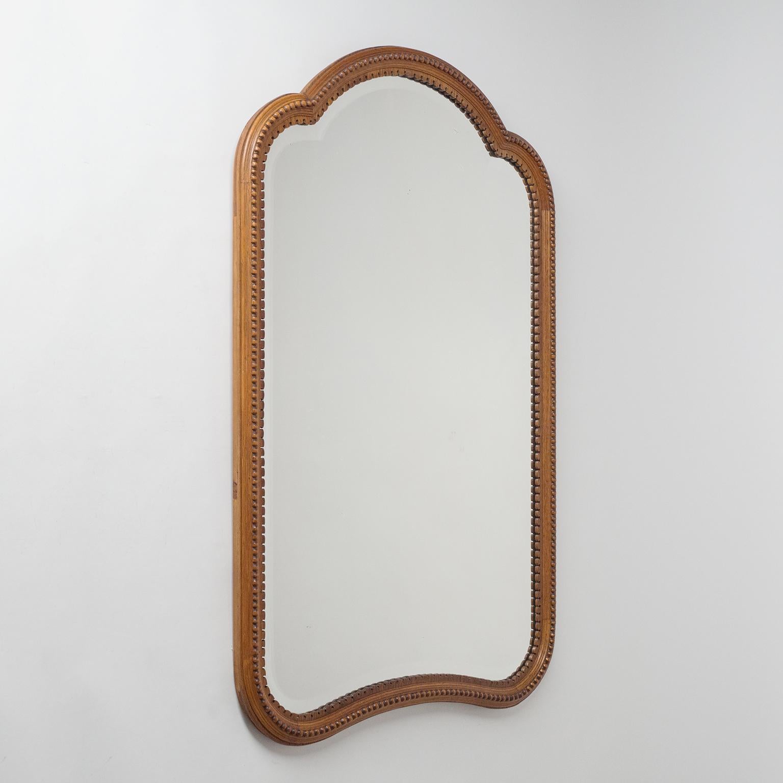 Fine carved oak mirror from the late 19th century. Solid oak frame with hand carved decorative elements in early Jugendstil manner. The original mirror glass, with a broad facet cut, is in good original condition with minor wear.