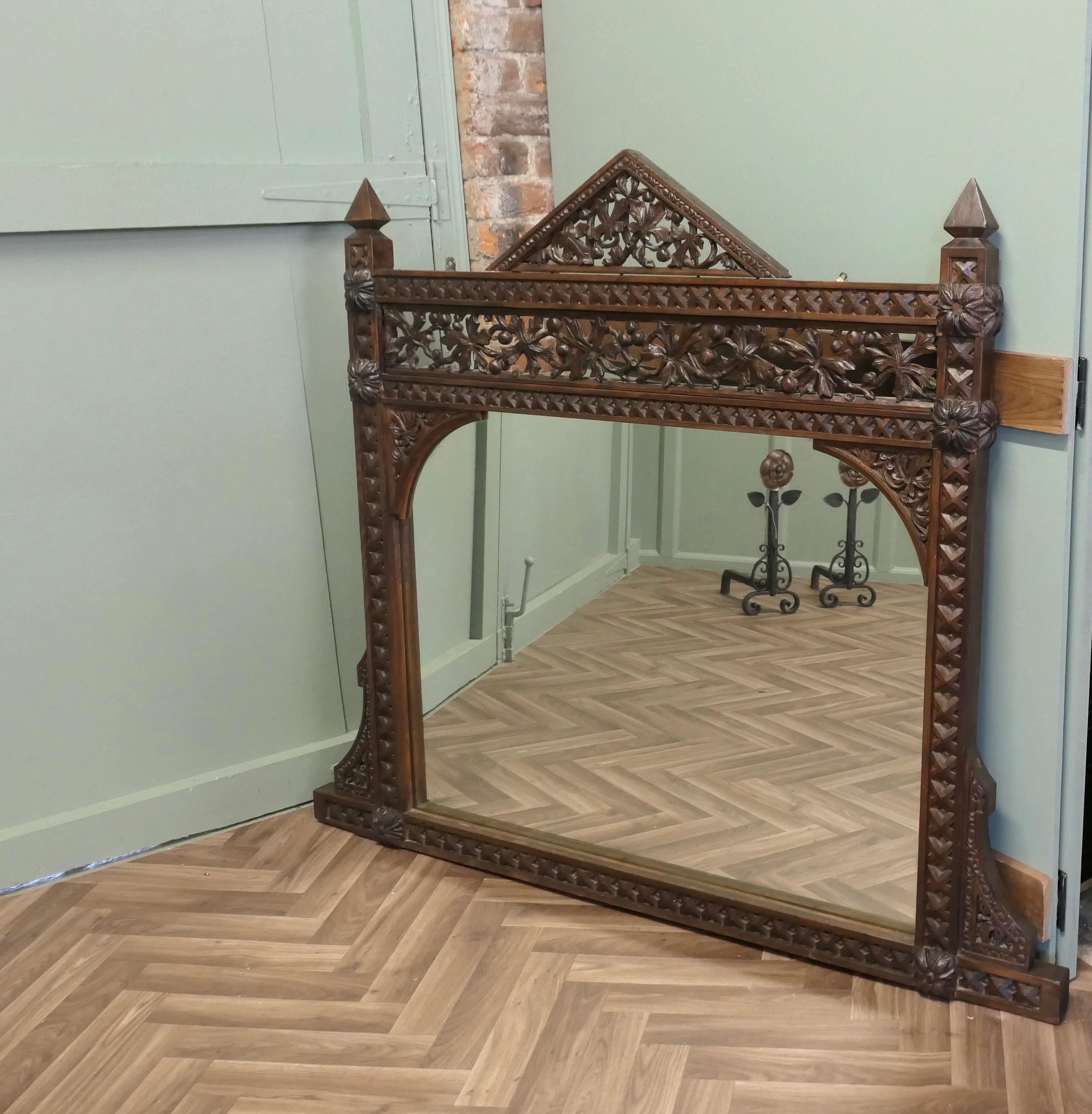 
Grand trumeau en Oak sculpté 

Il s'agit d'une grande pièce sculptée avec beaucoup d'habileté.  miroir dans un cadre superbement sculpté 
Le miroir est en bon état, il mesure 45