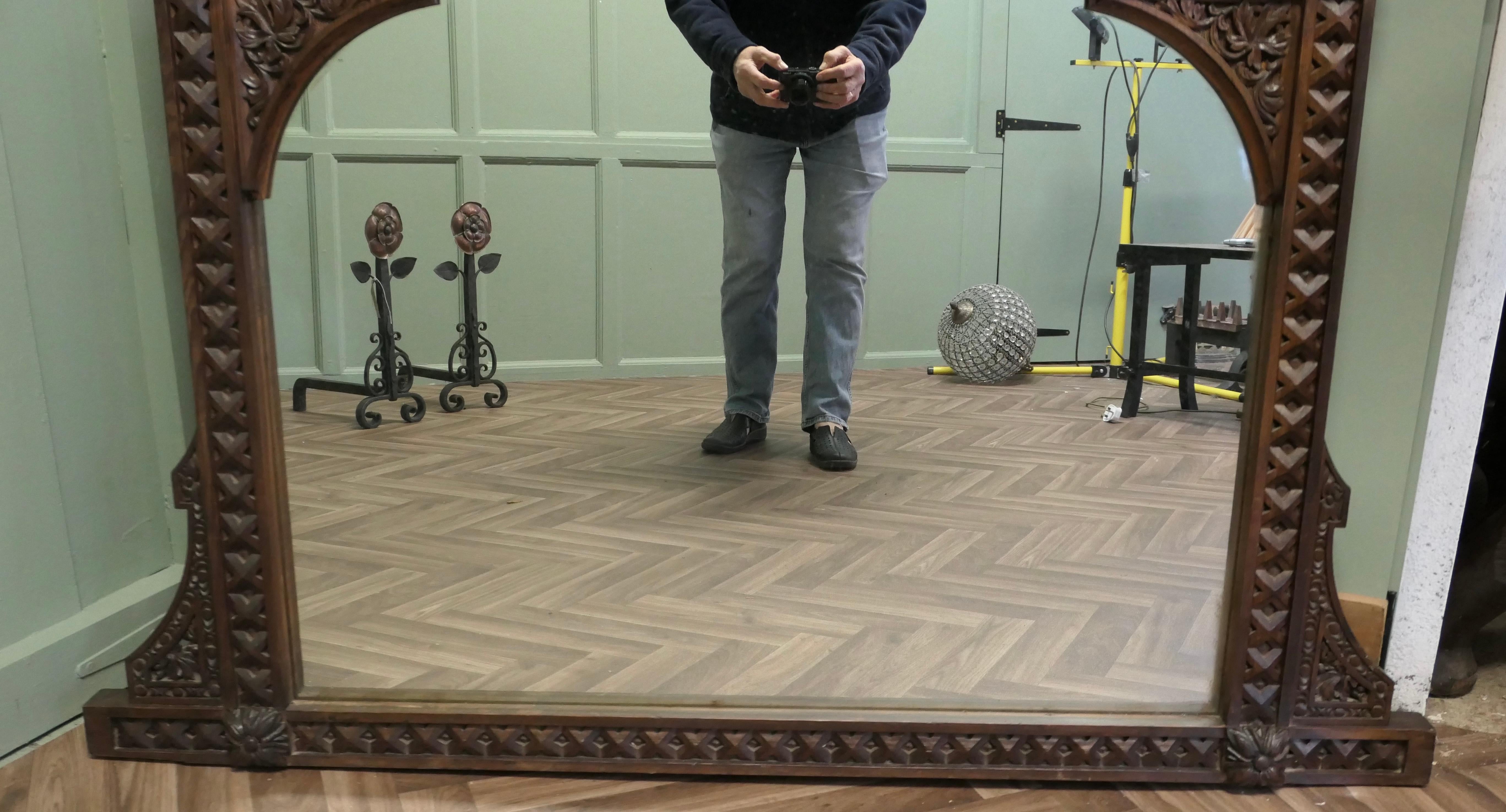 Début du 20ème siècle Grand trumeau en Oak sculpté   Il s'agit d'une grande pièce très habilement sculptée en vente