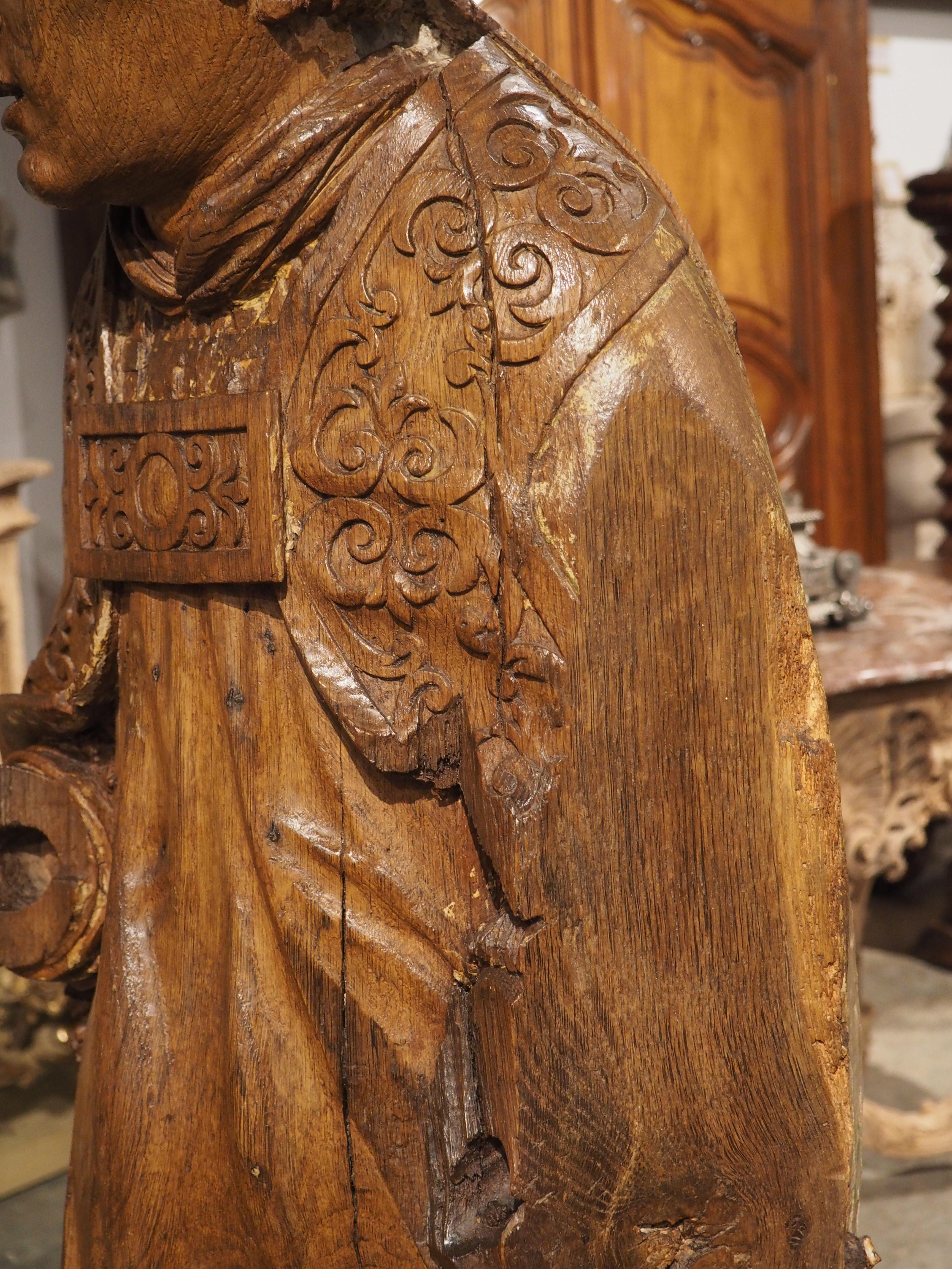 Grande statue en chêne sculpté d'un évêque, France, 17ème siècle en vente 7