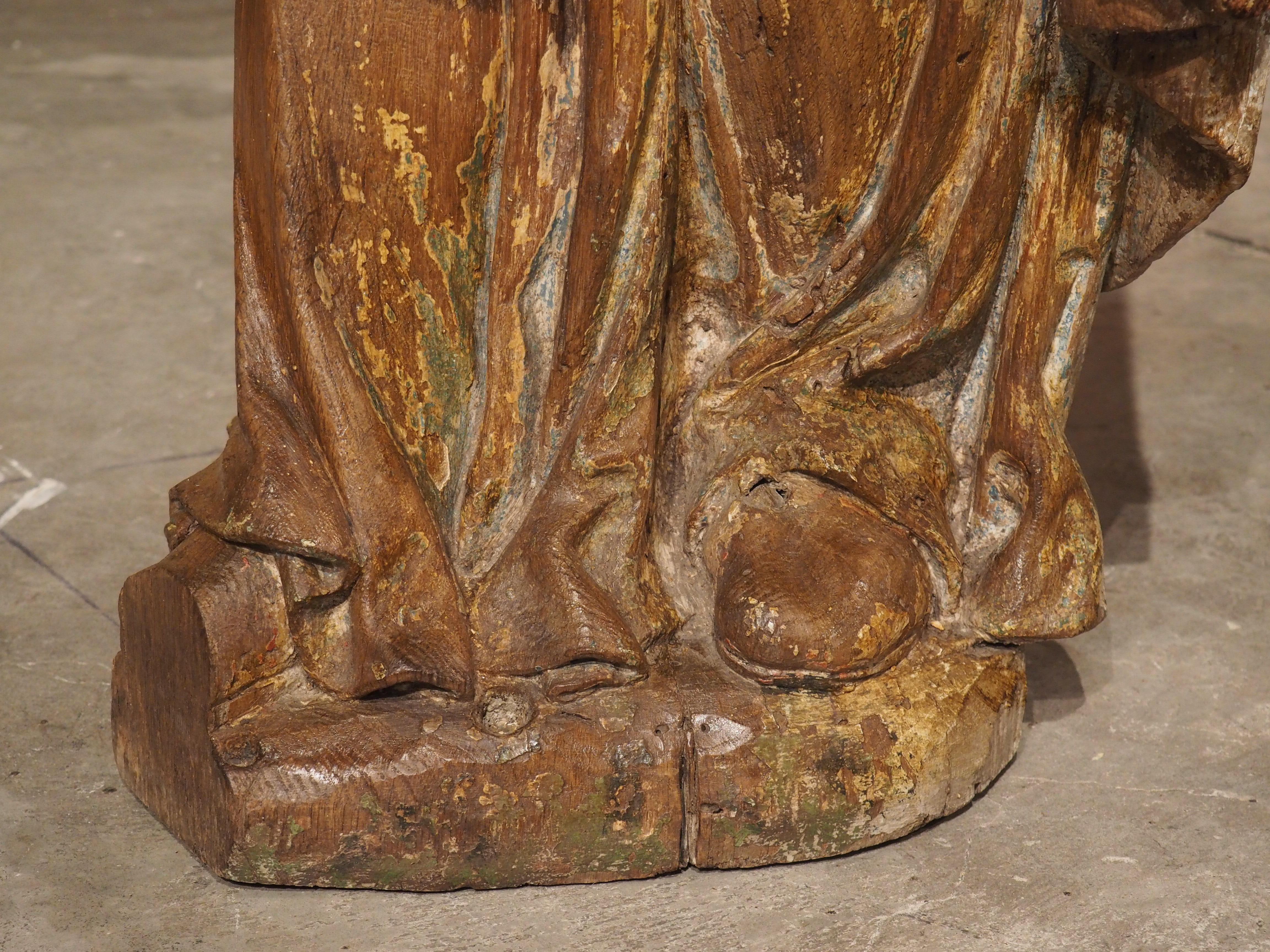 Grande statue en chêne sculpté d'un évêque, France, 17ème siècle en vente 8