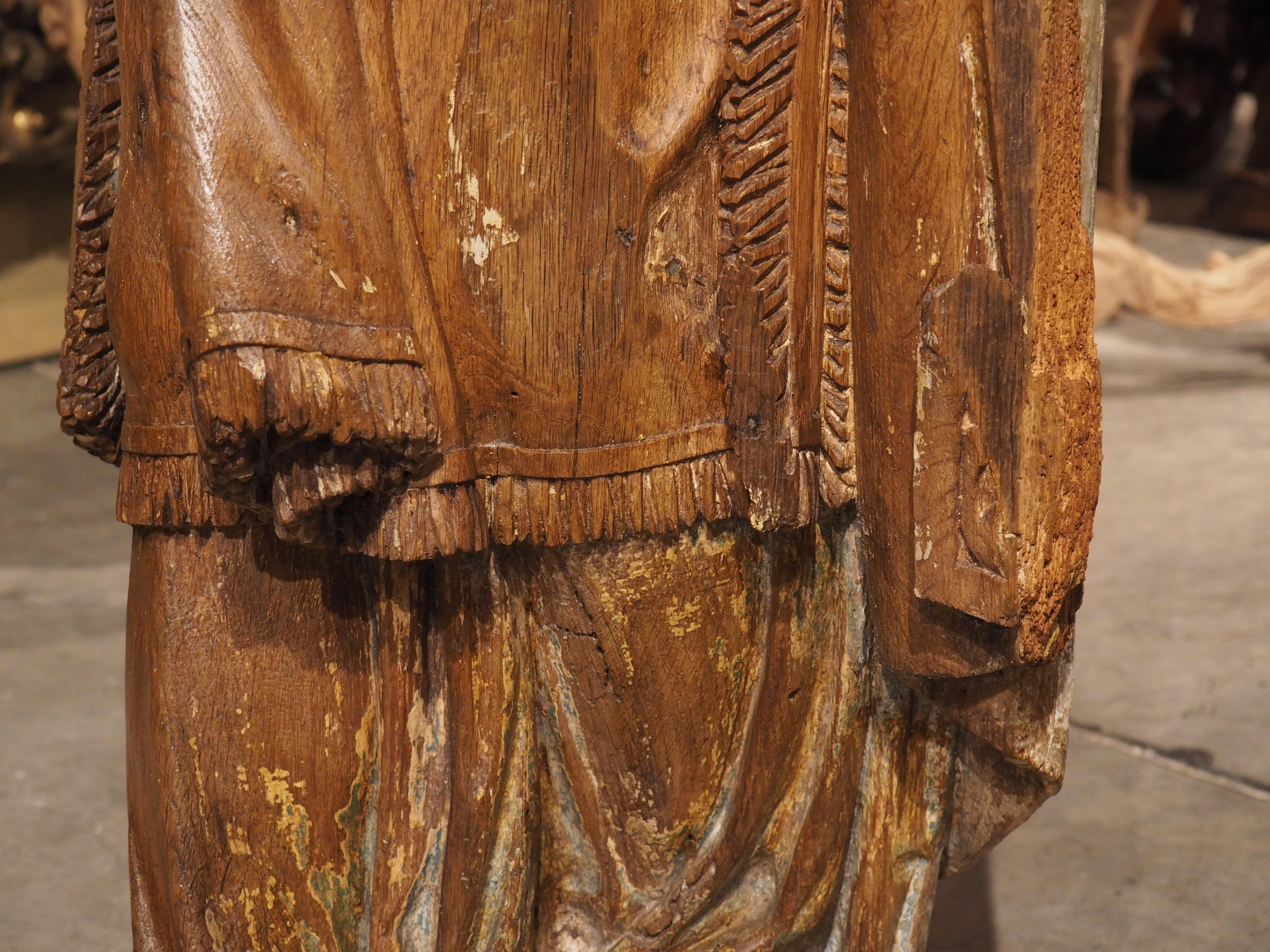 Grande statue en chêne sculpté d'un évêque, France, 17ème siècle en vente 9
