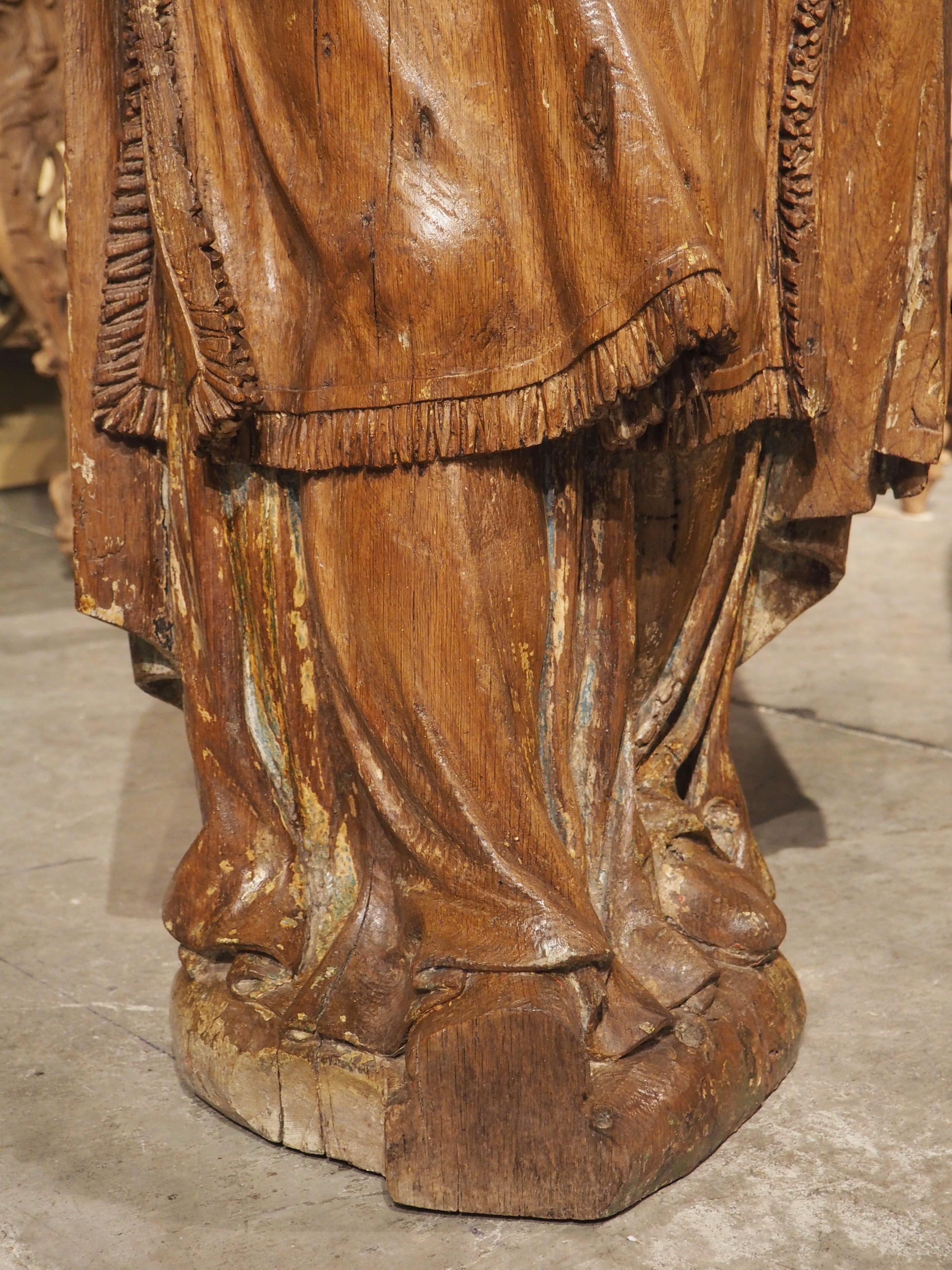 Sculpté à la main Grande statue en chêne sculpté d'un évêque, France, 17ème siècle en vente