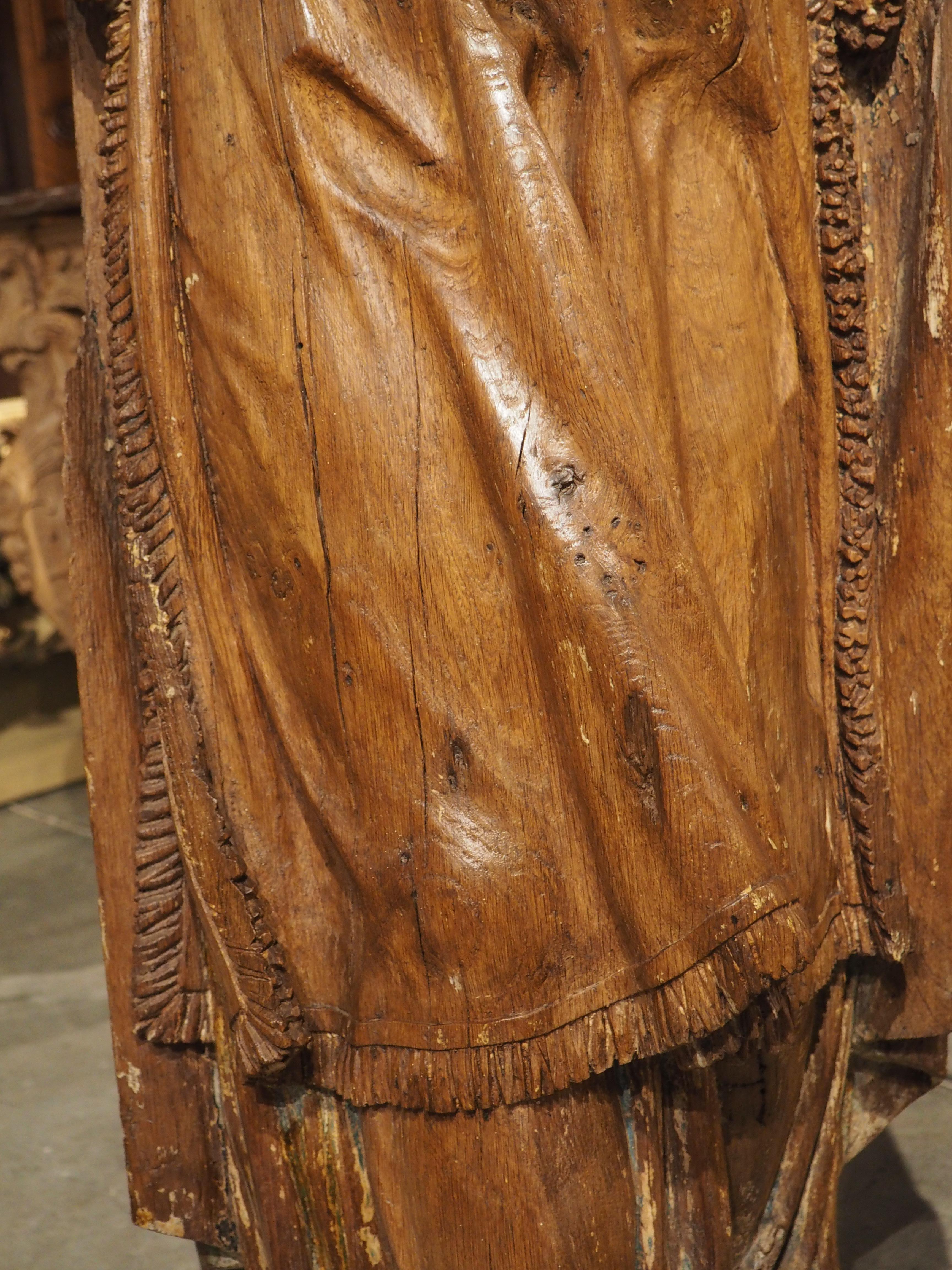 Grande statue en chêne sculpté d'un évêque, France, 17ème siècle Bon état - En vente à Dallas, TX