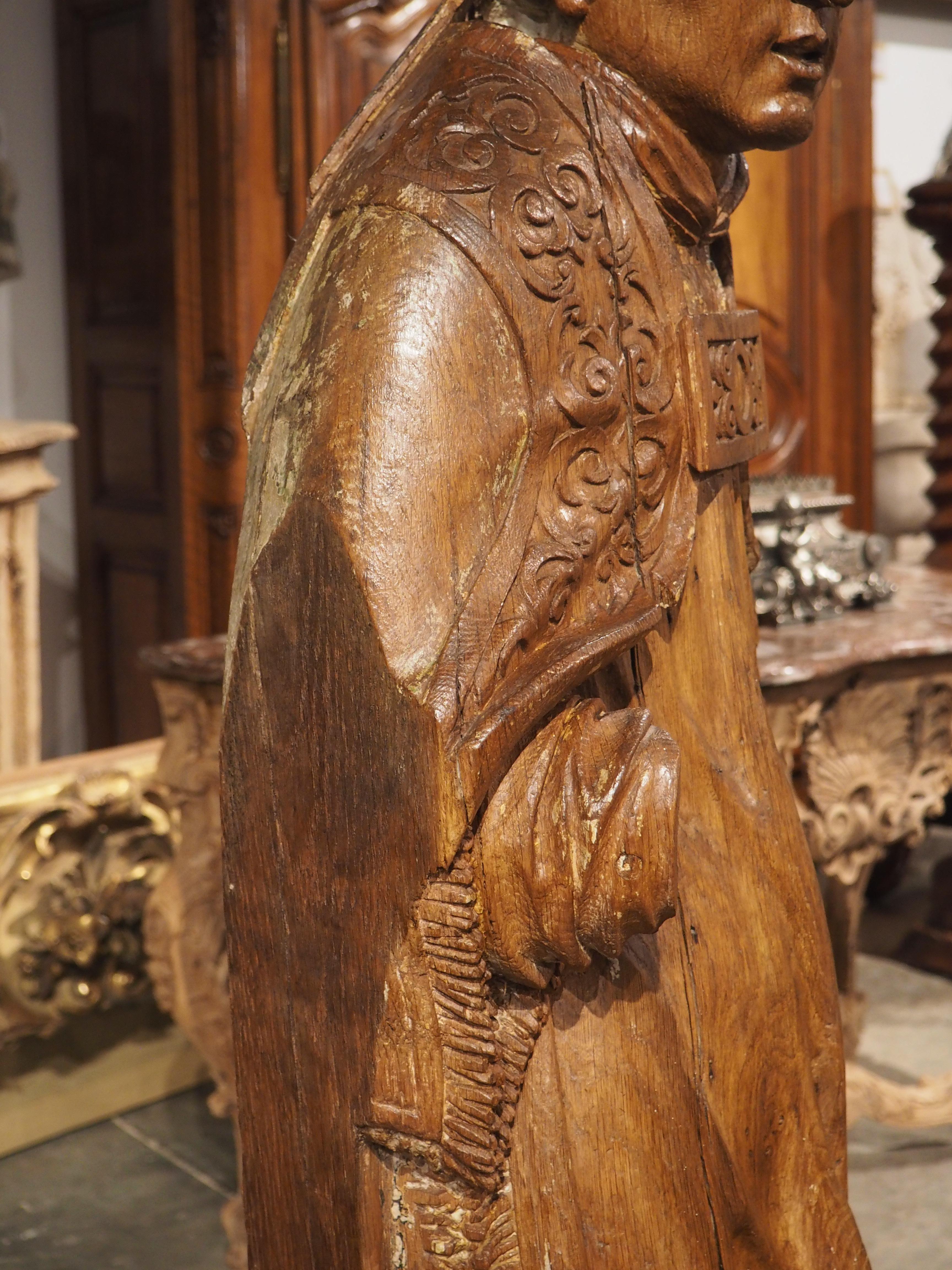 Bois Grande statue en chêne sculpté d'un évêque, France, 17ème siècle en vente
