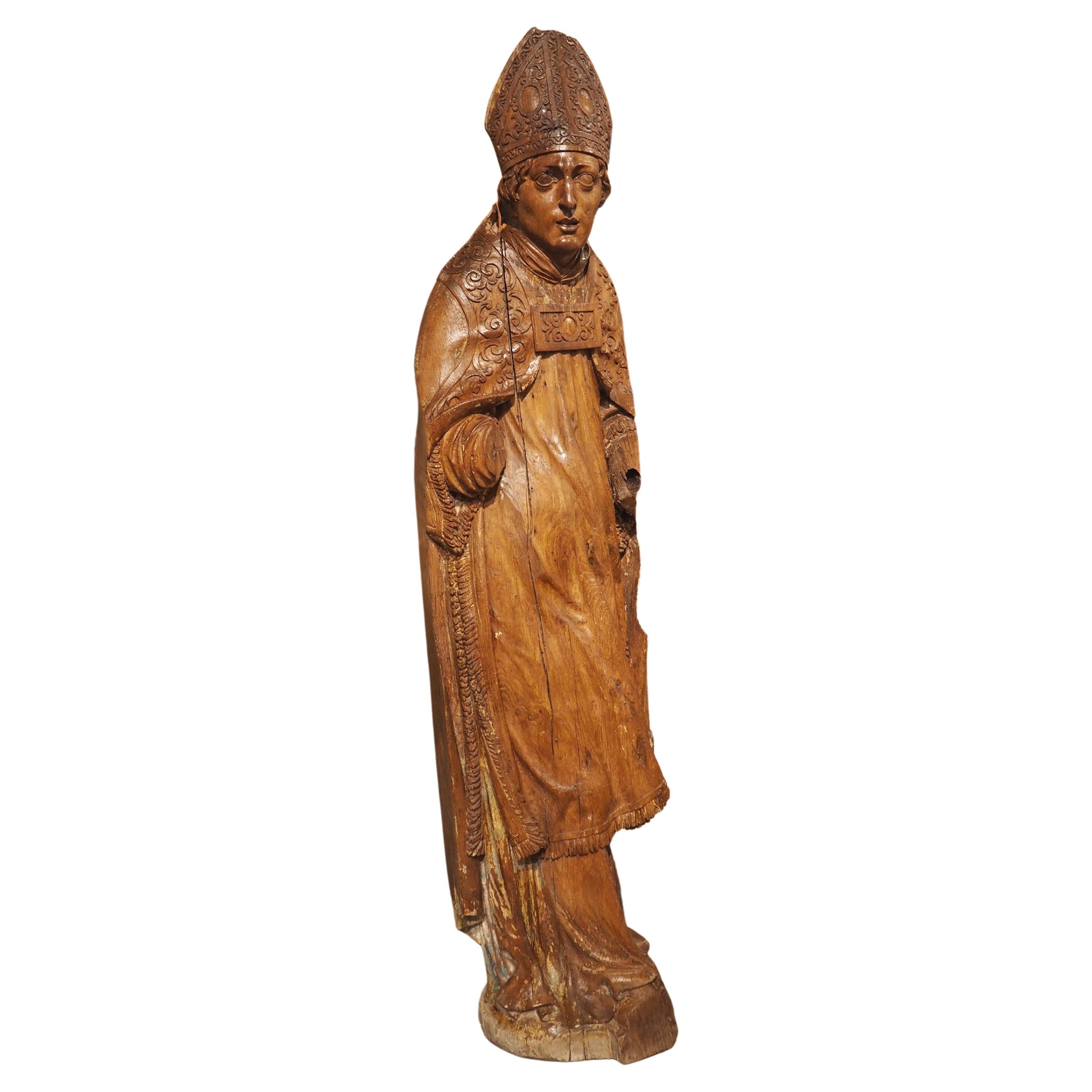 Gran estatua de roble tallado de un obispo, Francia, siglo XVII