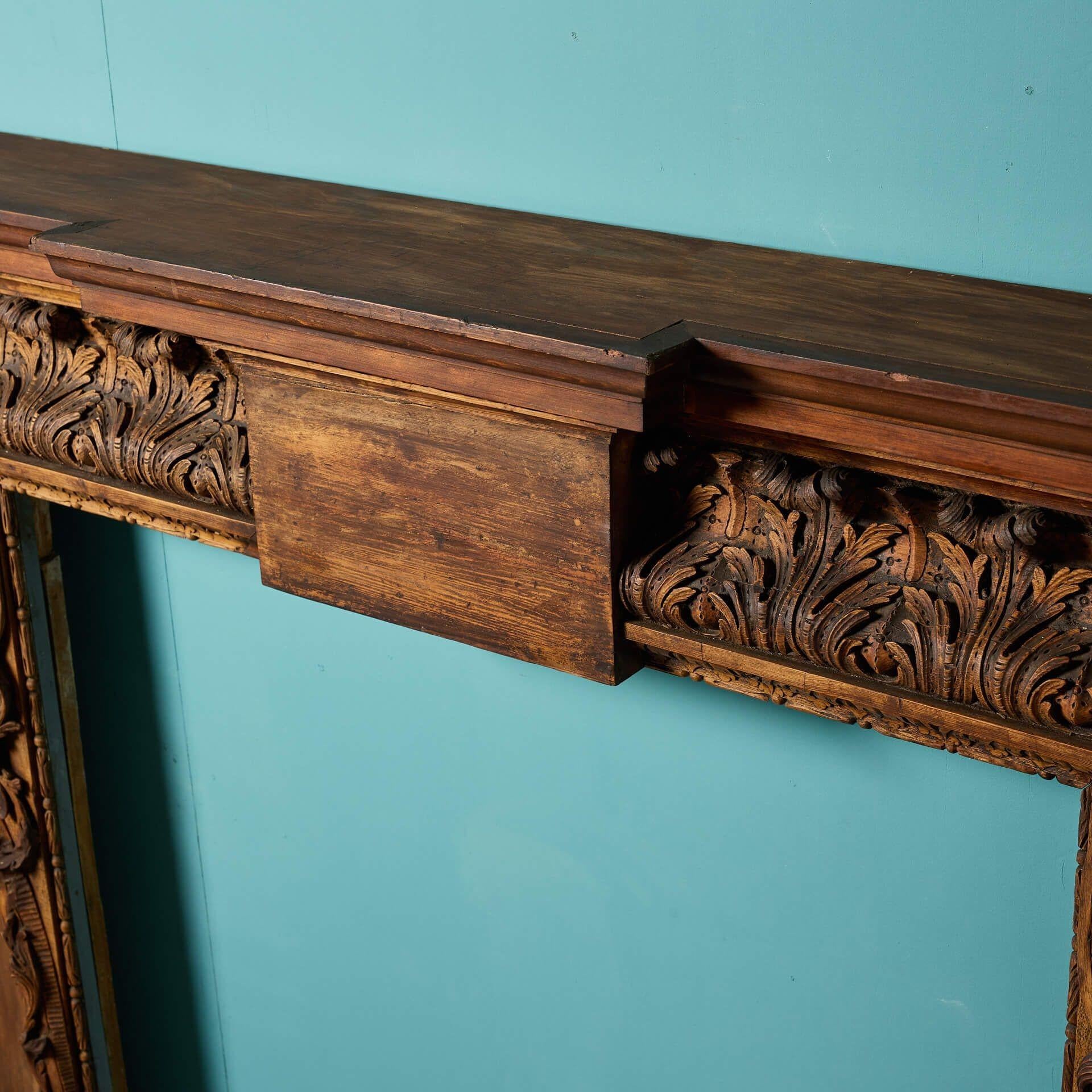 Grande cheminée de style géorgien en pin sculpté État moyen - En vente à Wormelow, Herefordshire