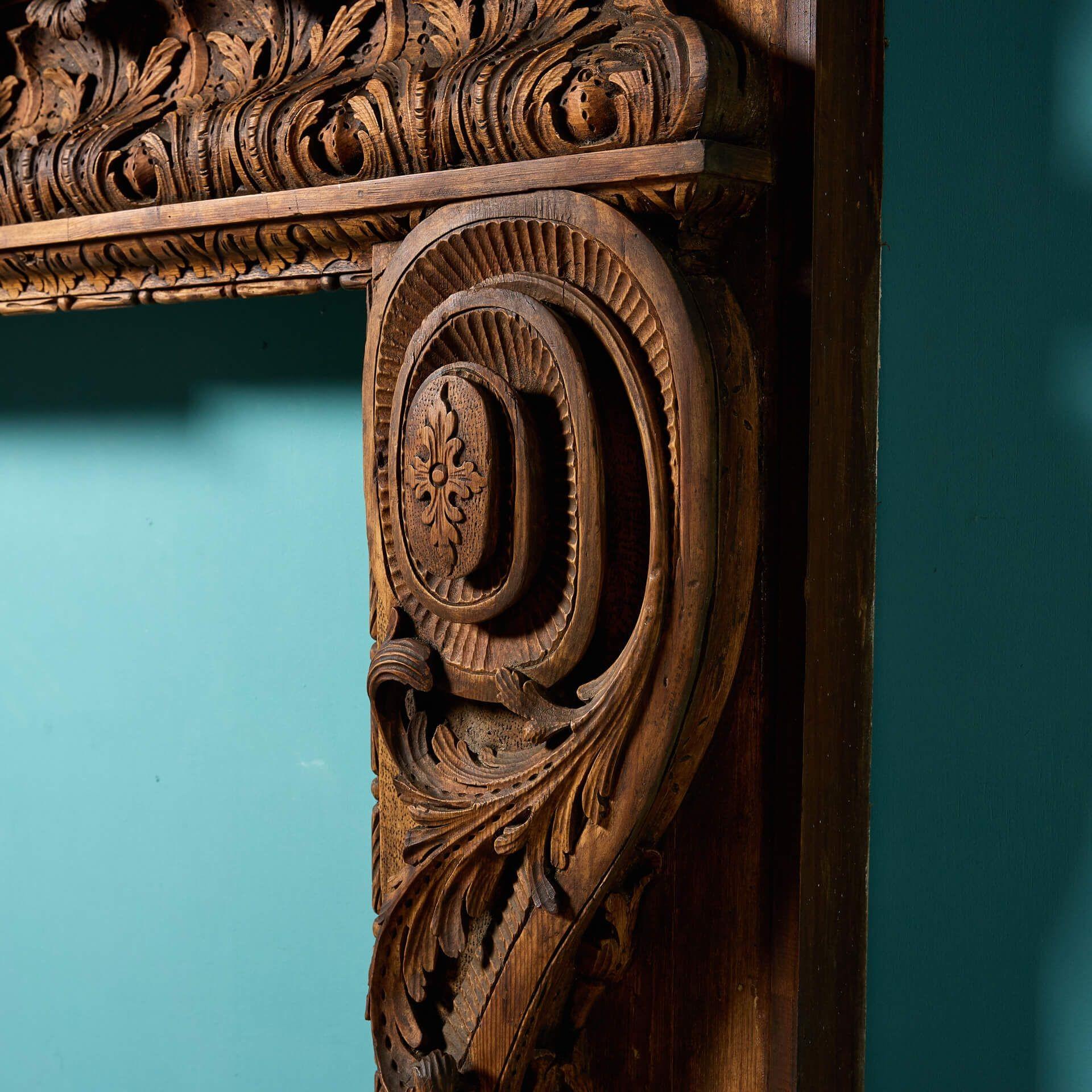 XVIIIe siècle Grande cheminée de style géorgien en pin sculpté en vente