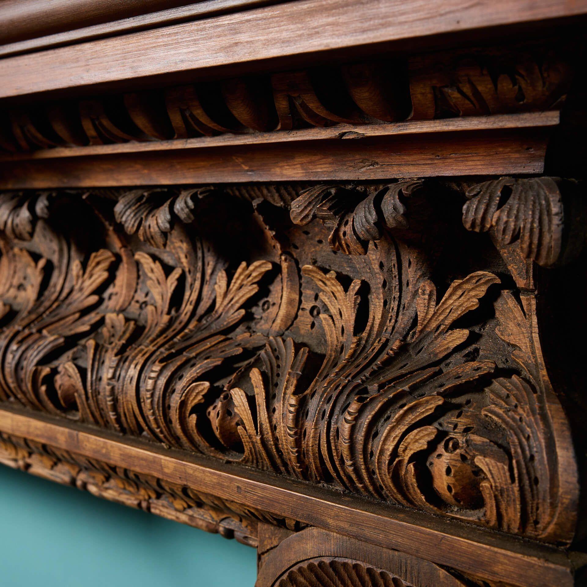 Bois Grande cheminée de style géorgien en pin sculpté en vente
