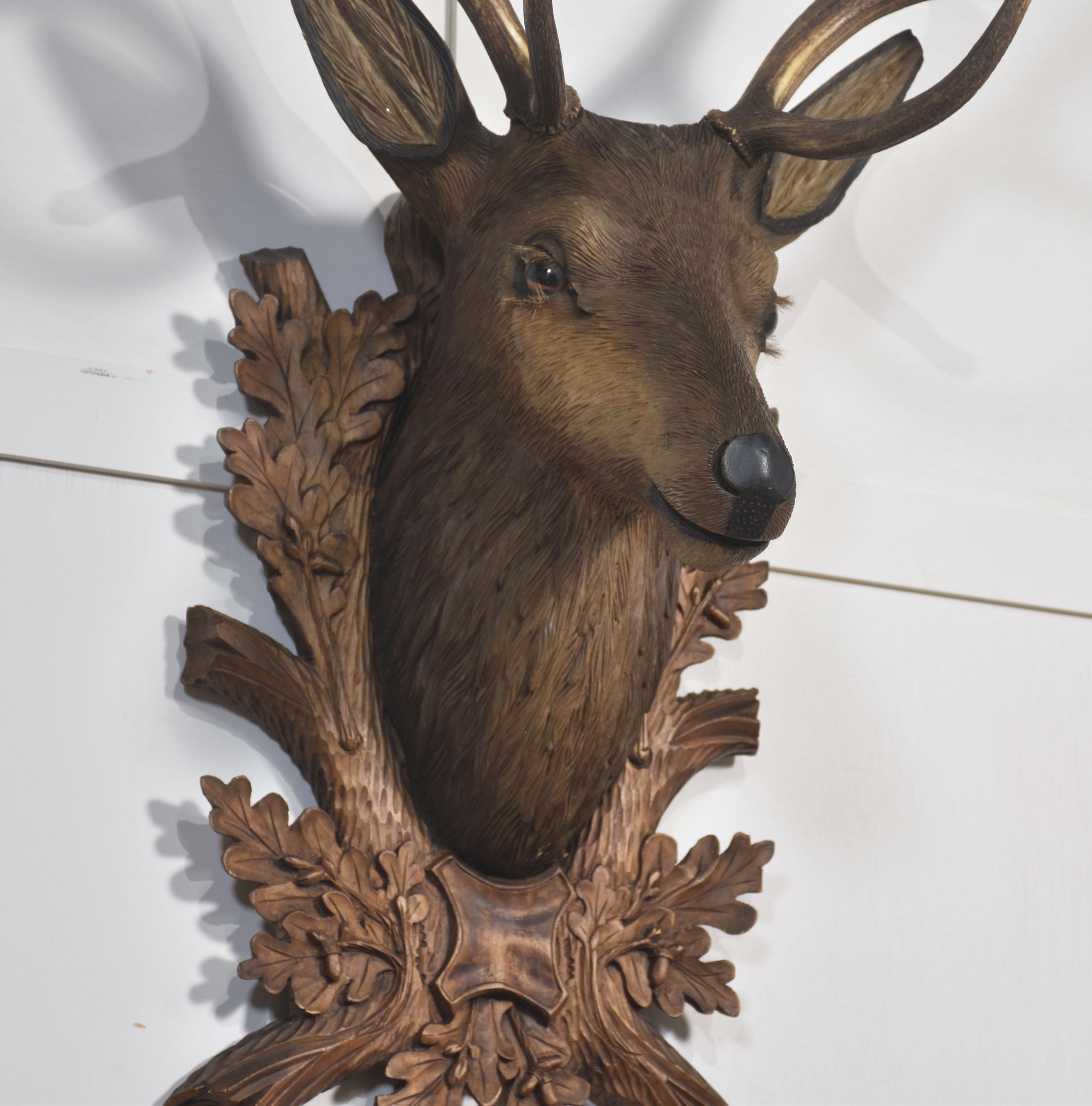Großer geschnitzter, polychrom verzierter Hirschkopf (Holz) im Angebot