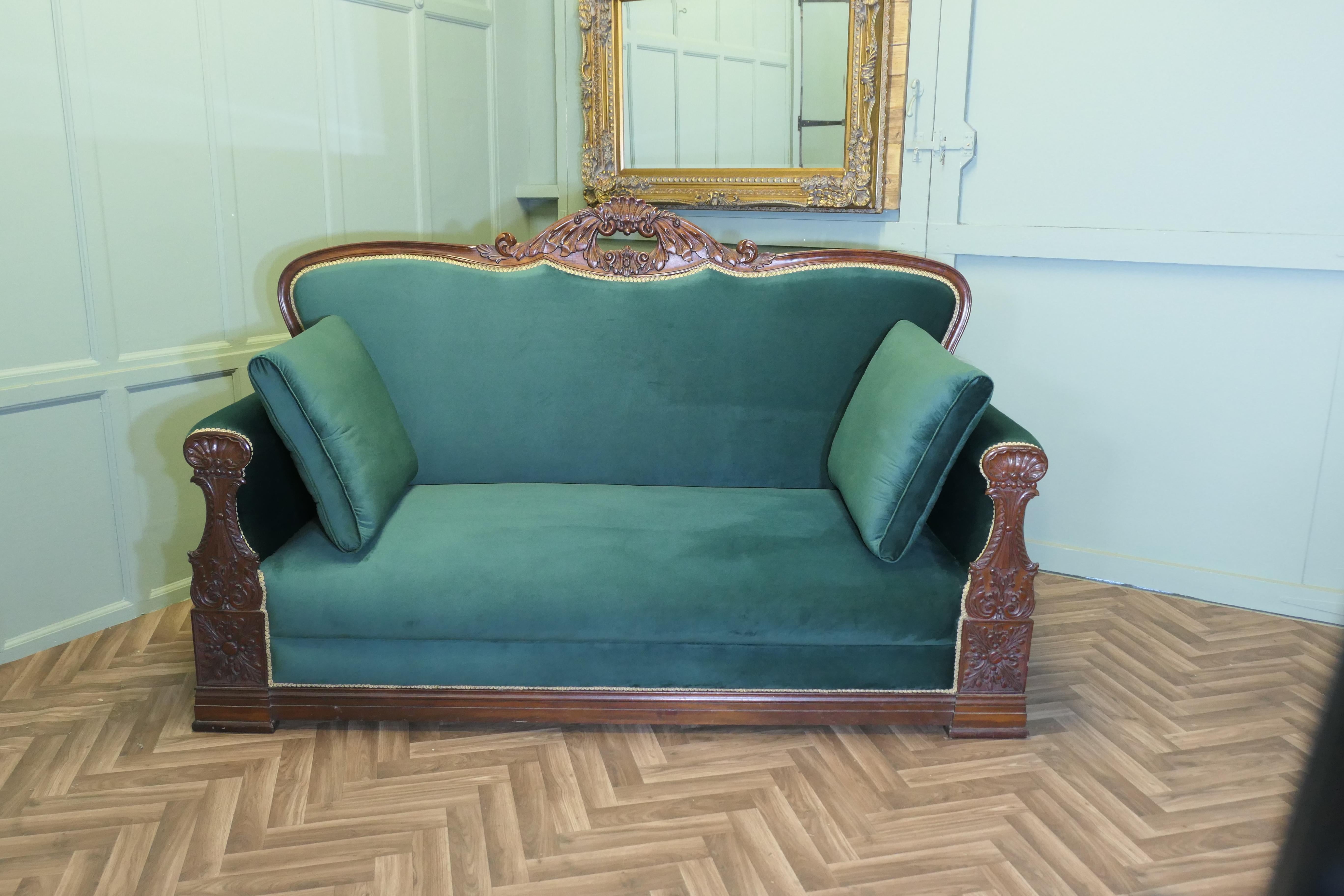 Großes geschnitztes Salon-Sofa in Grün

Dies ist ein großes und sehr bequemes Stück, es ist in weichen grünen Samt gepolstert und hat 2 zusätzliche Arm Kissen, die von diesen die Fronten der Arme sind geschnitzt verbunden durch entlang Fußteil alle