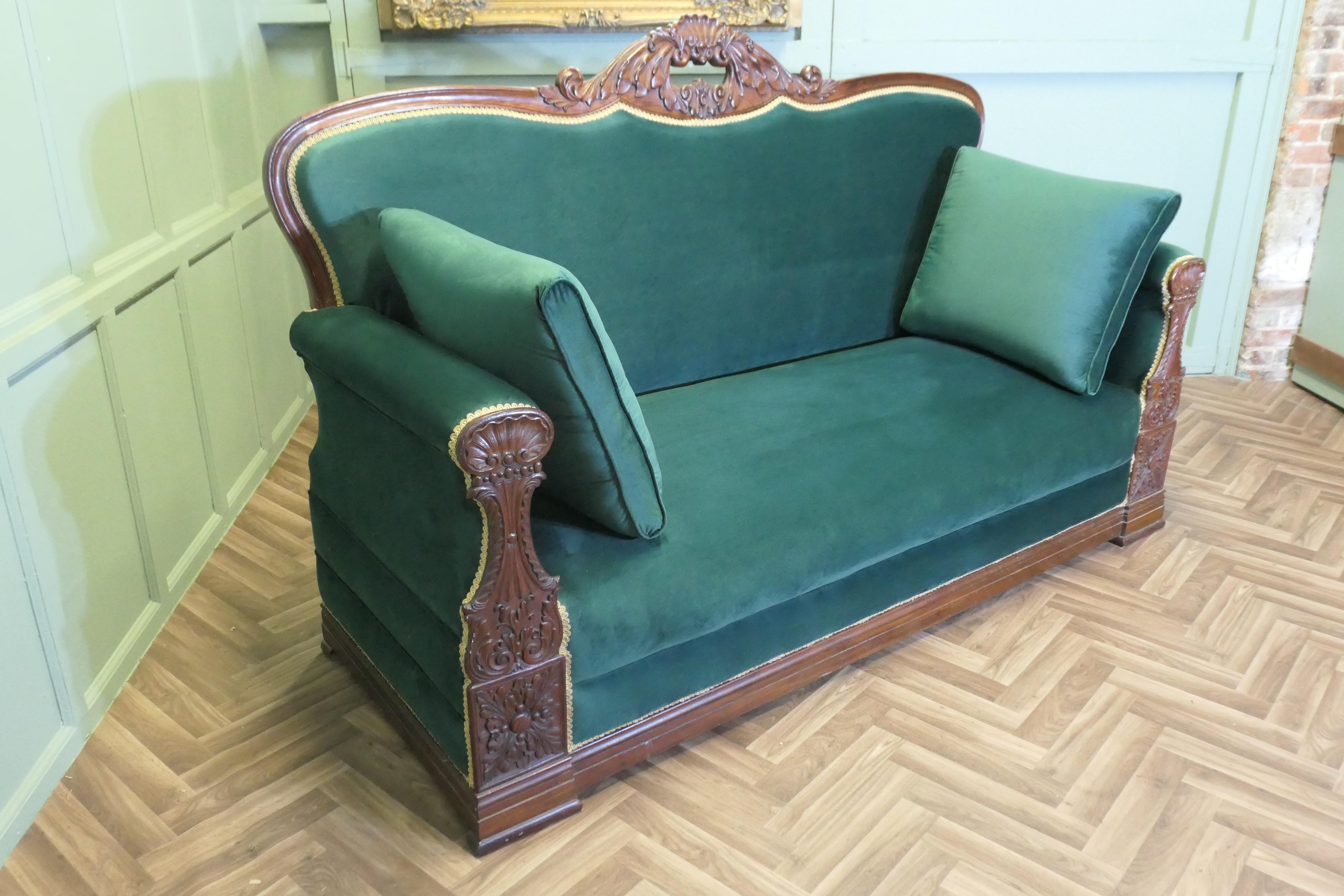Großes geschnitztes Salon-Sofa in Grün  Das ist ein großes und sehr bequemes Stück (Adamstil) im Angebot