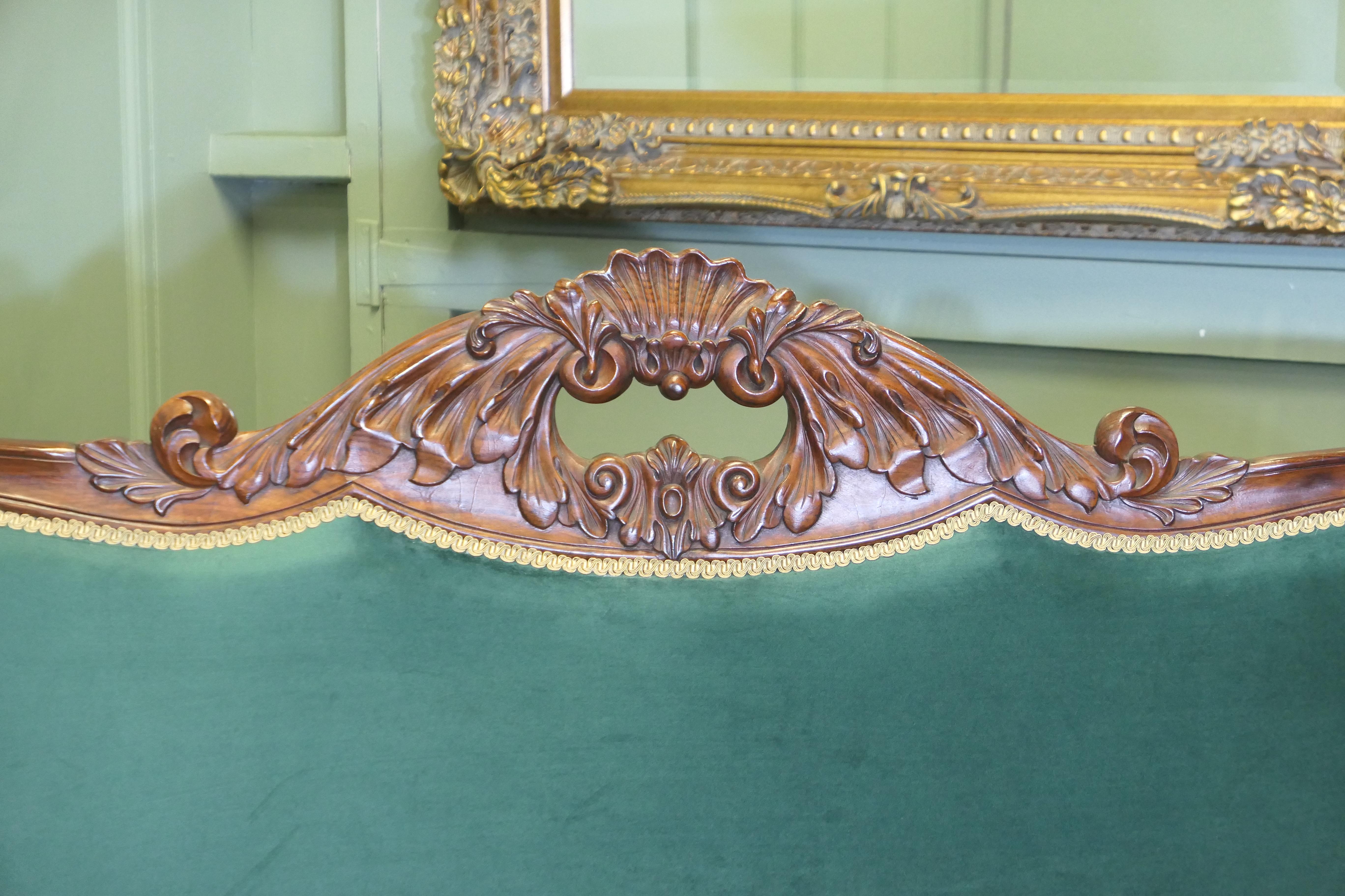 Großes geschnitztes Salon-Sofa in Grün  Das ist ein großes und sehr bequemes Stück im Zustand „Gut“ im Angebot in Godshill, Isle of Wight