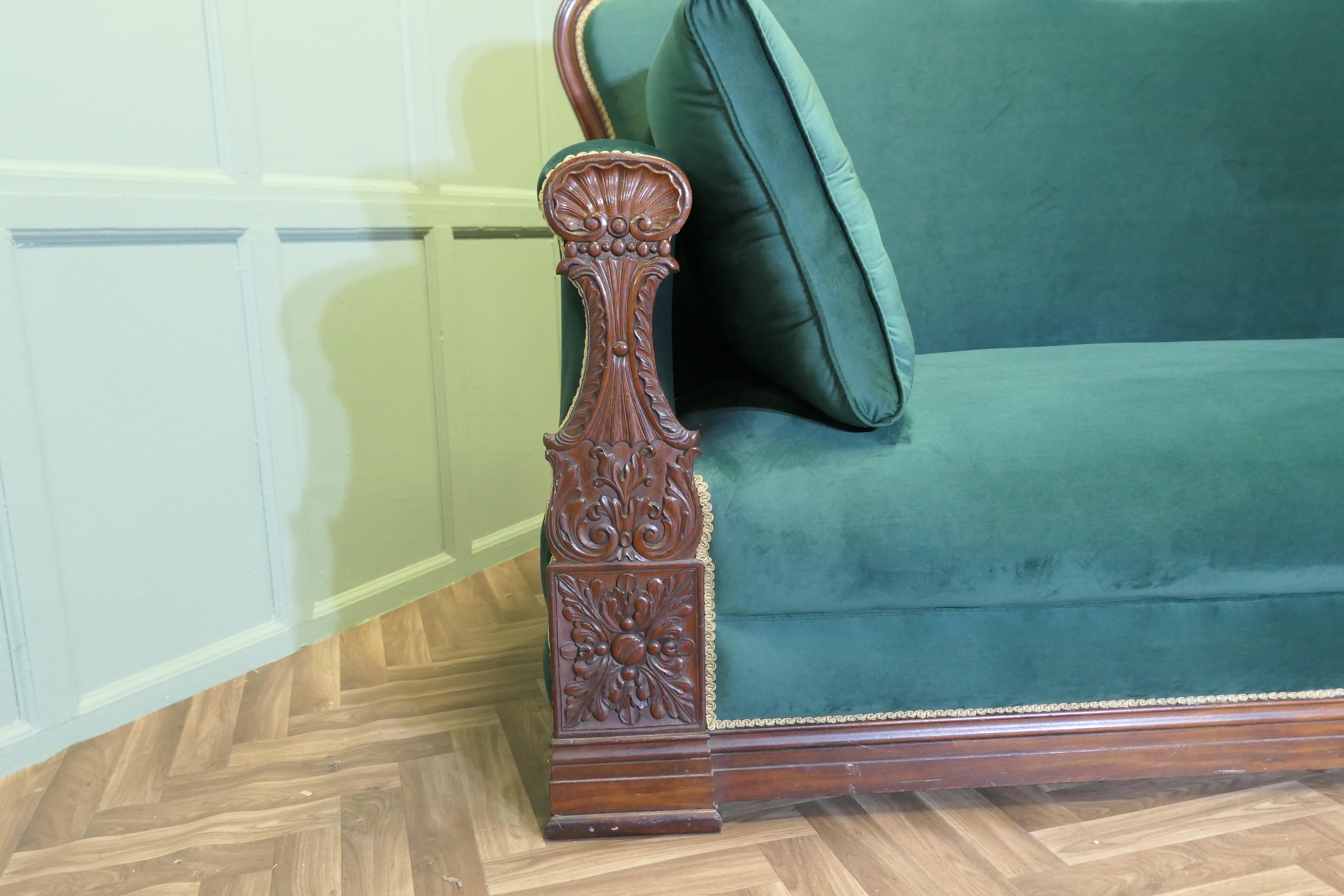 Großes geschnitztes Salon-Sofa in Grün  Das ist ein großes und sehr bequemes Stück (Spätes 19. Jahrhundert) im Angebot