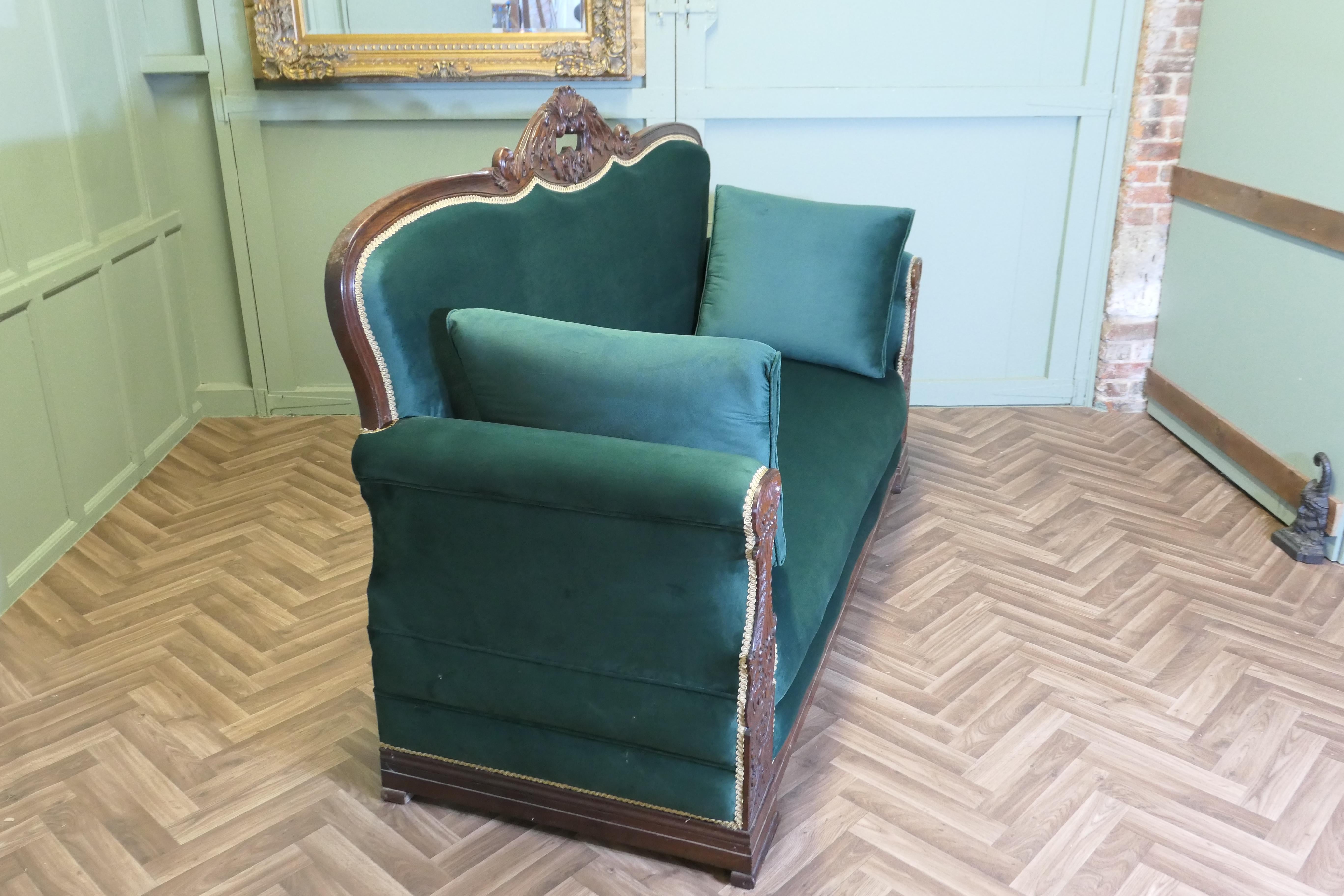 Großes geschnitztes Salon-Sofa in Grün  Das ist ein großes und sehr bequemes Stück (Walnuss) im Angebot