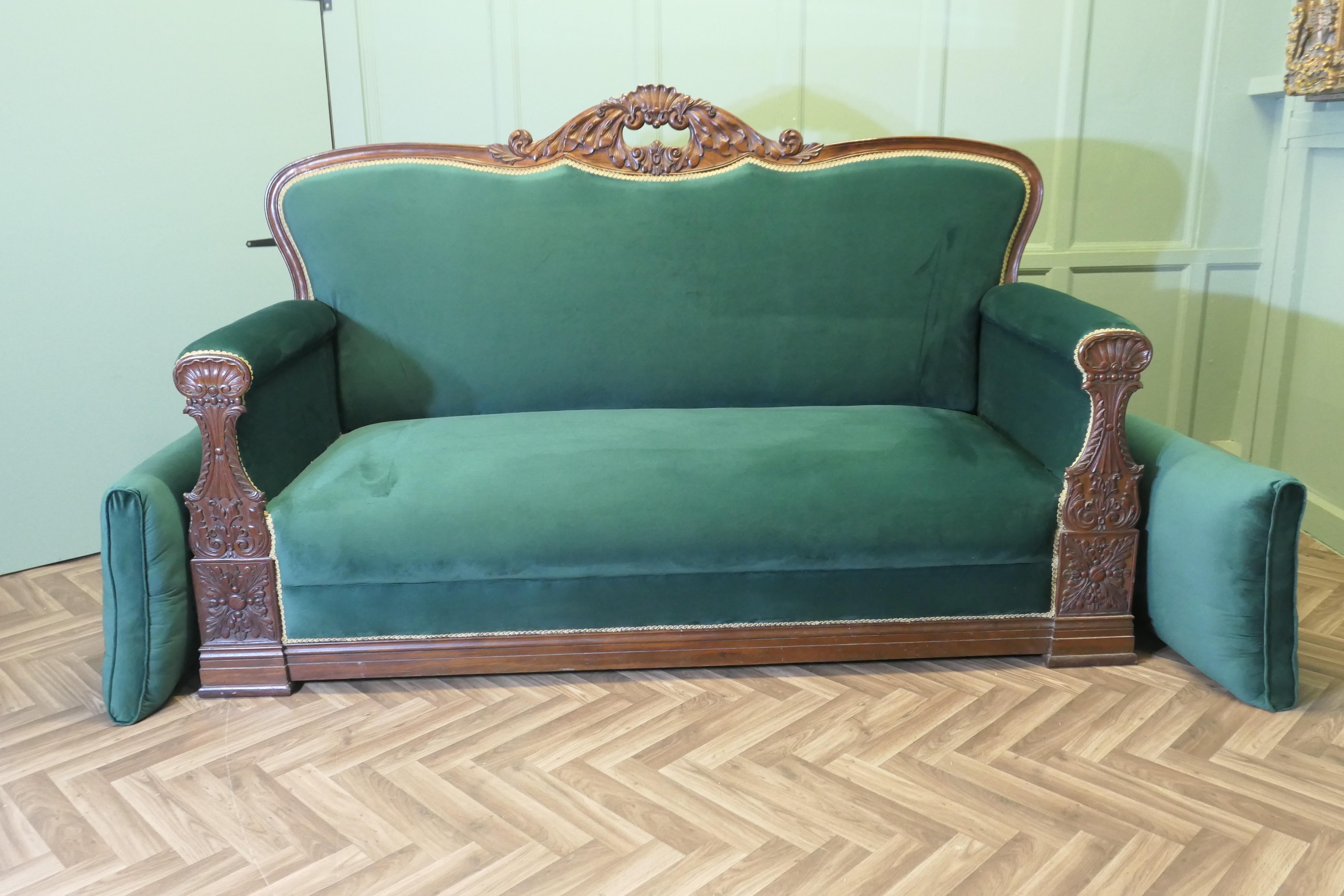 Großes geschnitztes Salon-Sofa in Grün  Das ist ein großes und sehr bequemes Stück im Angebot 2