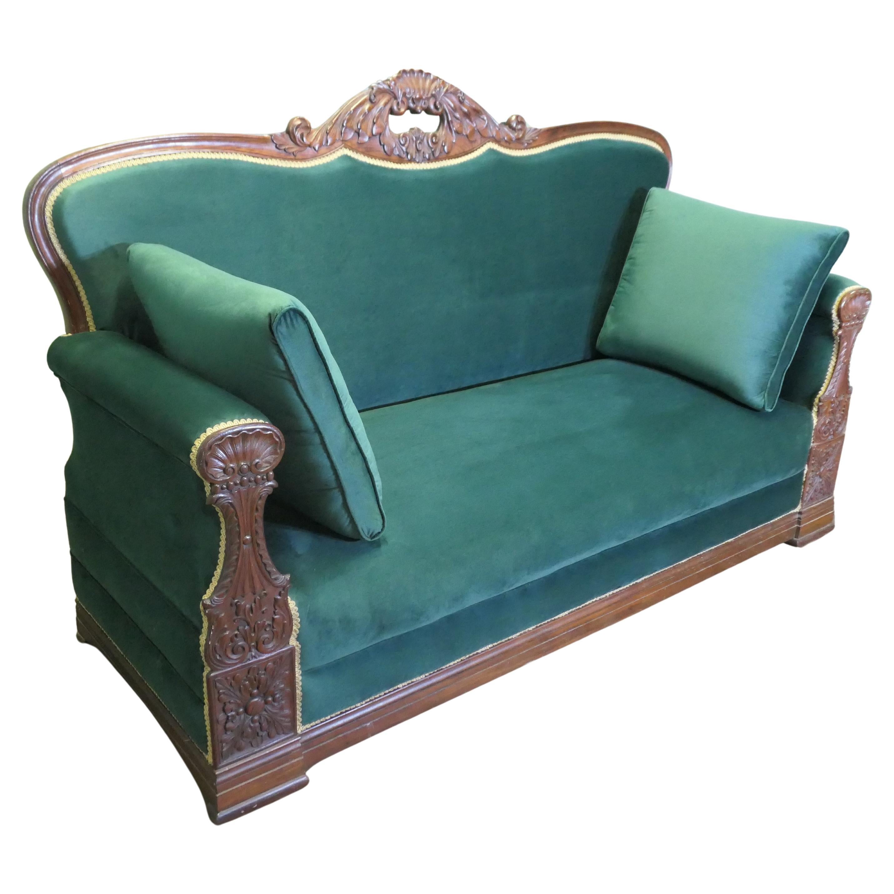 Großes geschnitztes Salon-Sofa in Grün  Das ist ein großes und sehr bequemes Stück im Angebot
