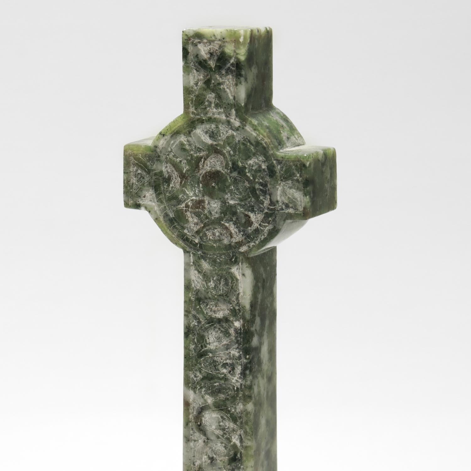 Grande croix celtique sculptée en pierre dure serpentine en vente 5
