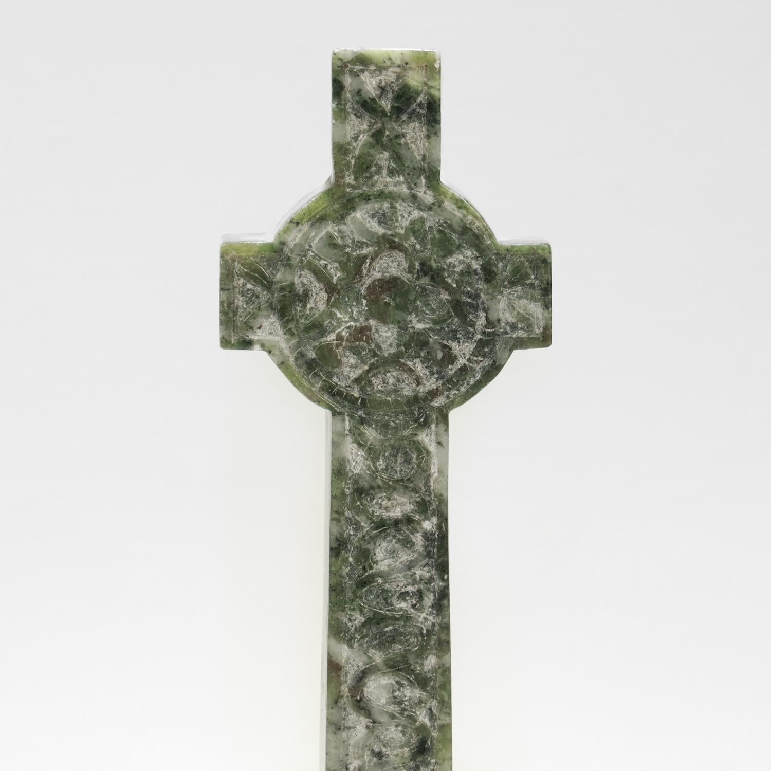 Grande croix celtique sculptée en pierre dure serpentine en vente 6