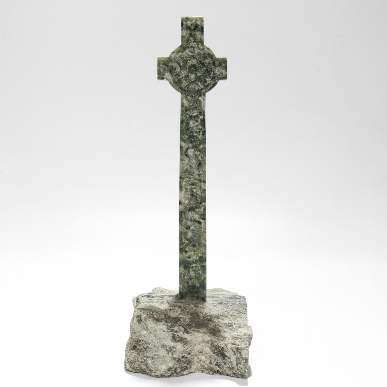 Une belle croix celtique fraîche de succession.

En pierre dure serpentine.

Avec des motifs celtiques gravés sur le devant.

Monté sur un socle avec des coussinets en feutre.

Tout simplement une superbe croix celtique !

Date :
20ème