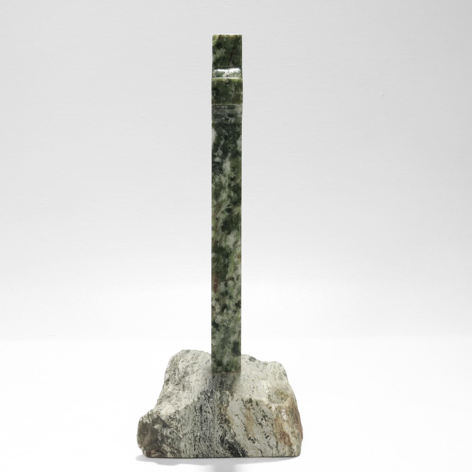 Grande croix celtique sculptée en pierre dure serpentine État moyen - En vente à Philadelphia, PA