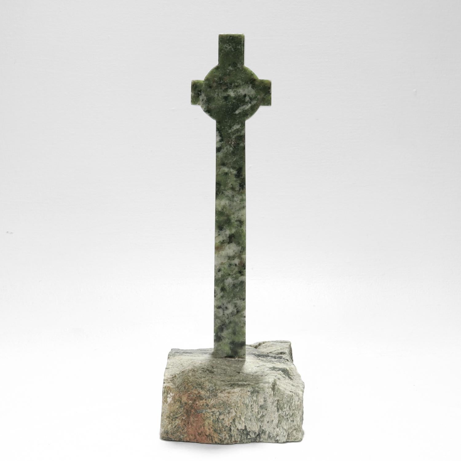20ième siècle Grande croix celtique sculptée en pierre dure serpentine en vente