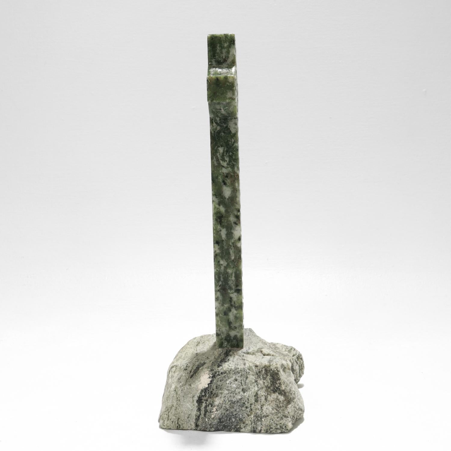 Pierre Grande croix celtique sculptée en pierre dure serpentine en vente