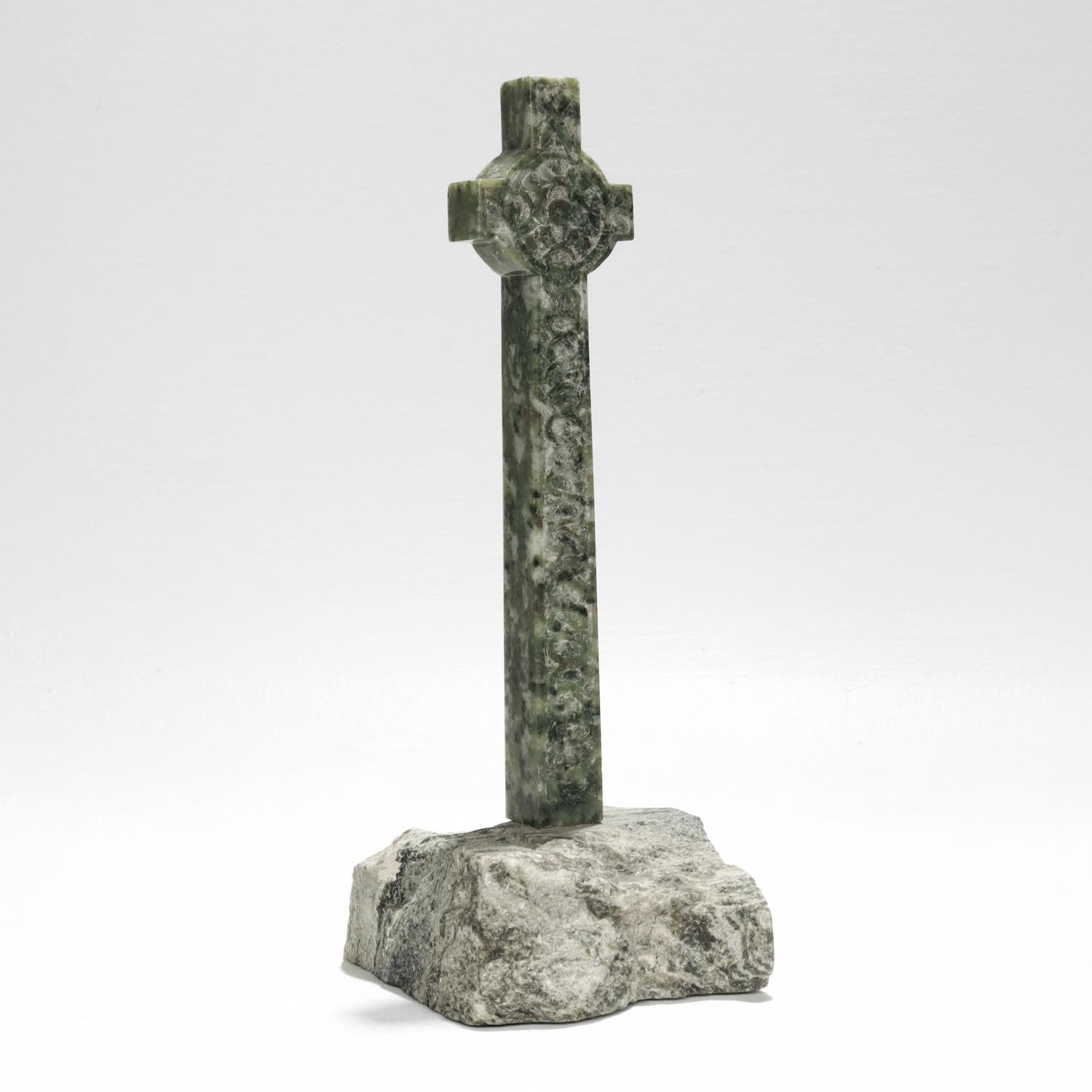 Grande croix celtique sculptée en pierre dure serpentine en vente 1