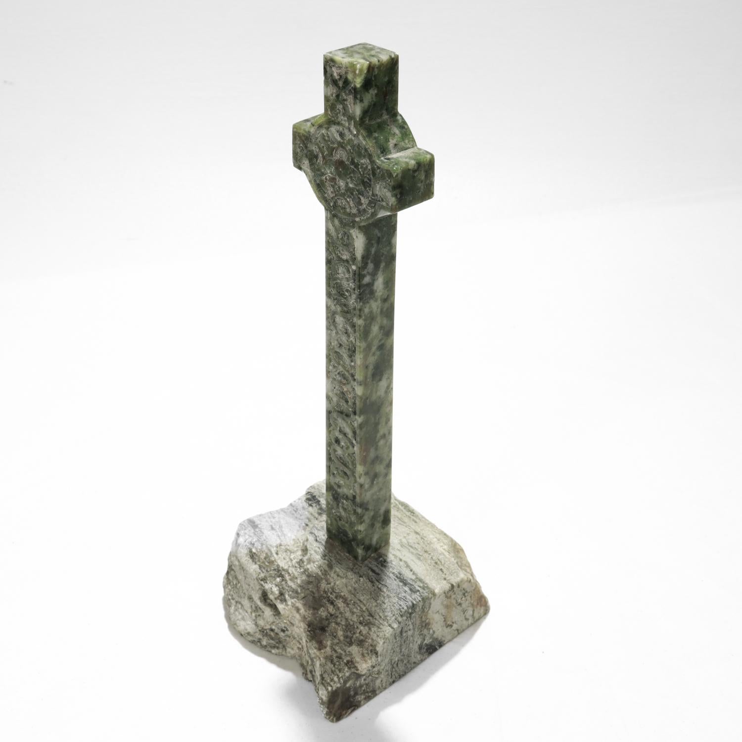 Grande croix celtique sculptée en pierre dure serpentine en vente 2