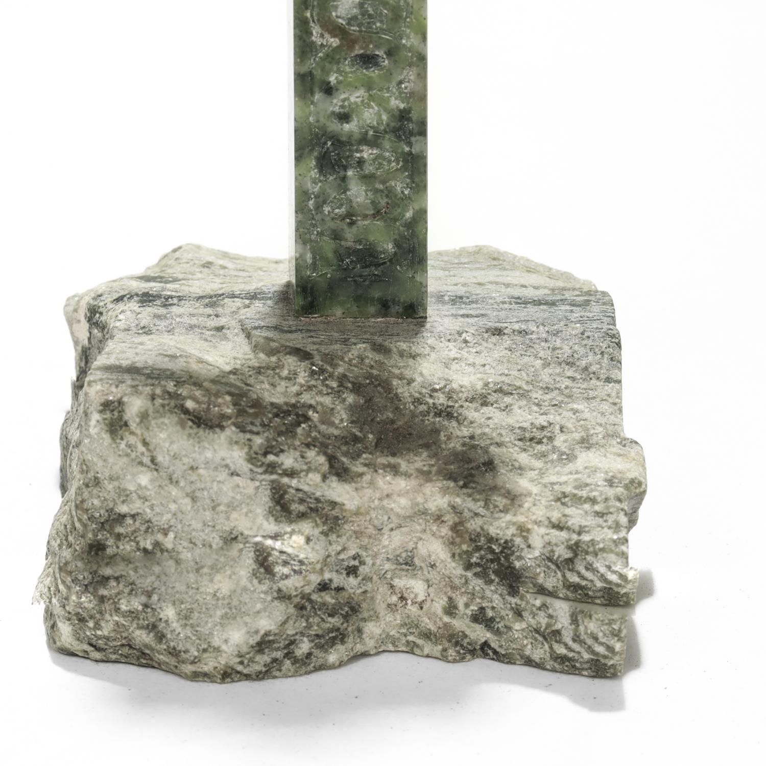 Grande croix celtique sculptée en pierre dure serpentine en vente 3