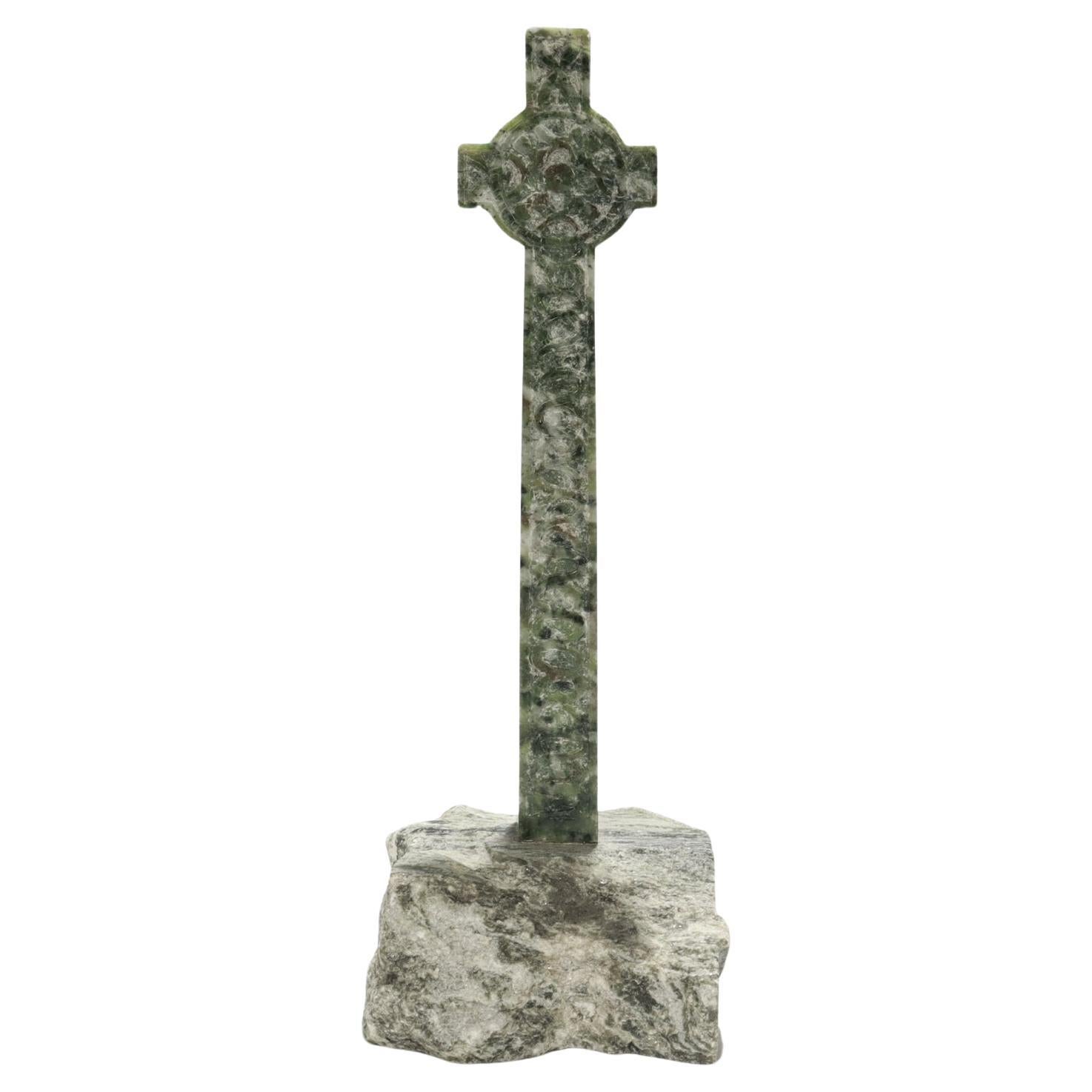 Grande croix celtique sculptée en pierre dure serpentine