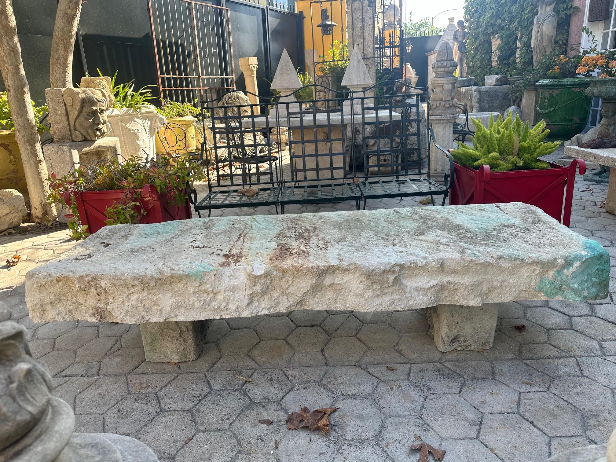 Gran Mesa de Centro Antigua de Piedra Tallada para Jardín Exterior Interior Granja Rústica en venta 4