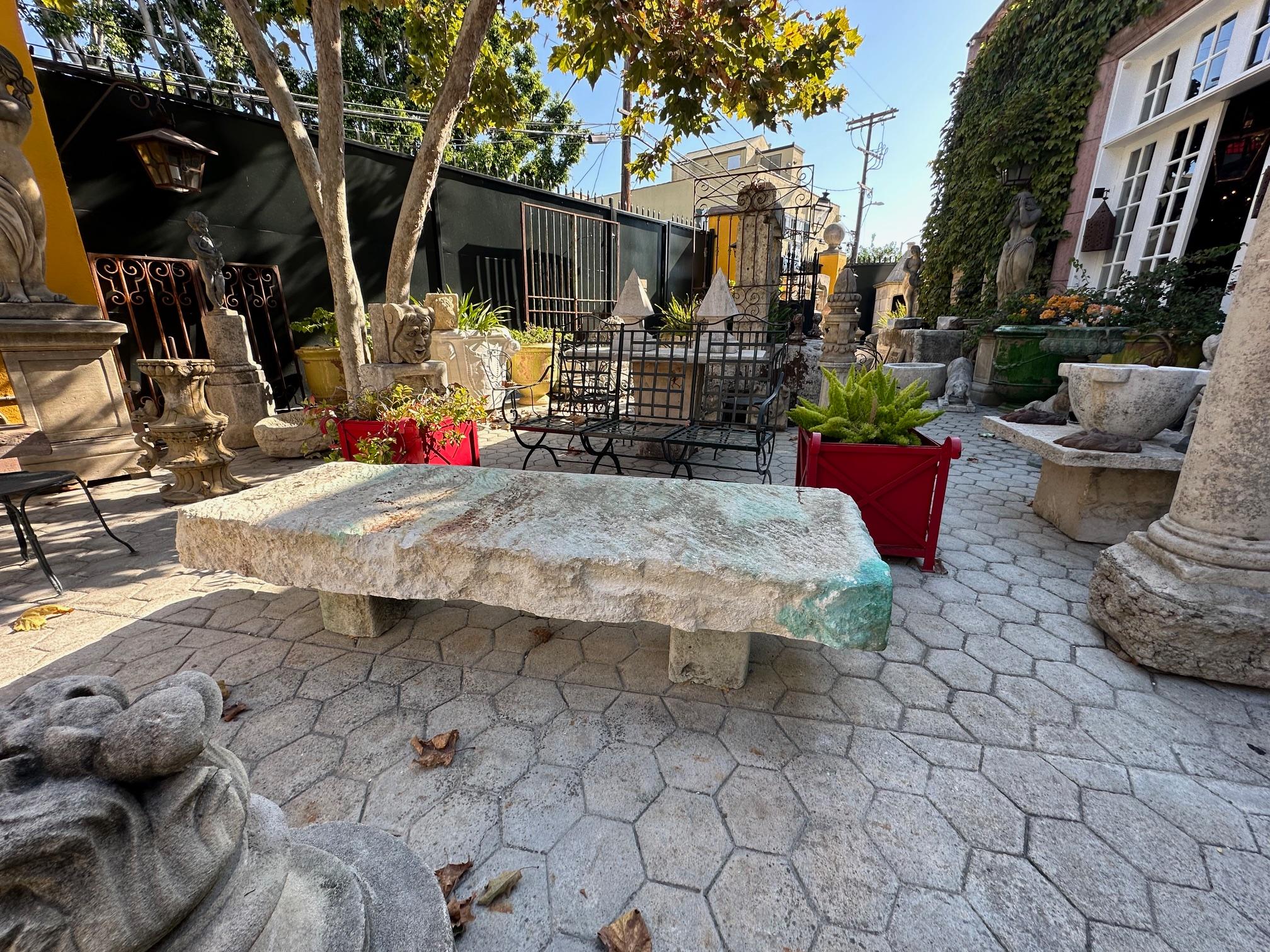 Gran Mesa de Centro Antigua de Piedra Tallada para Jardín Exterior Interior Granja Rústica en venta 5