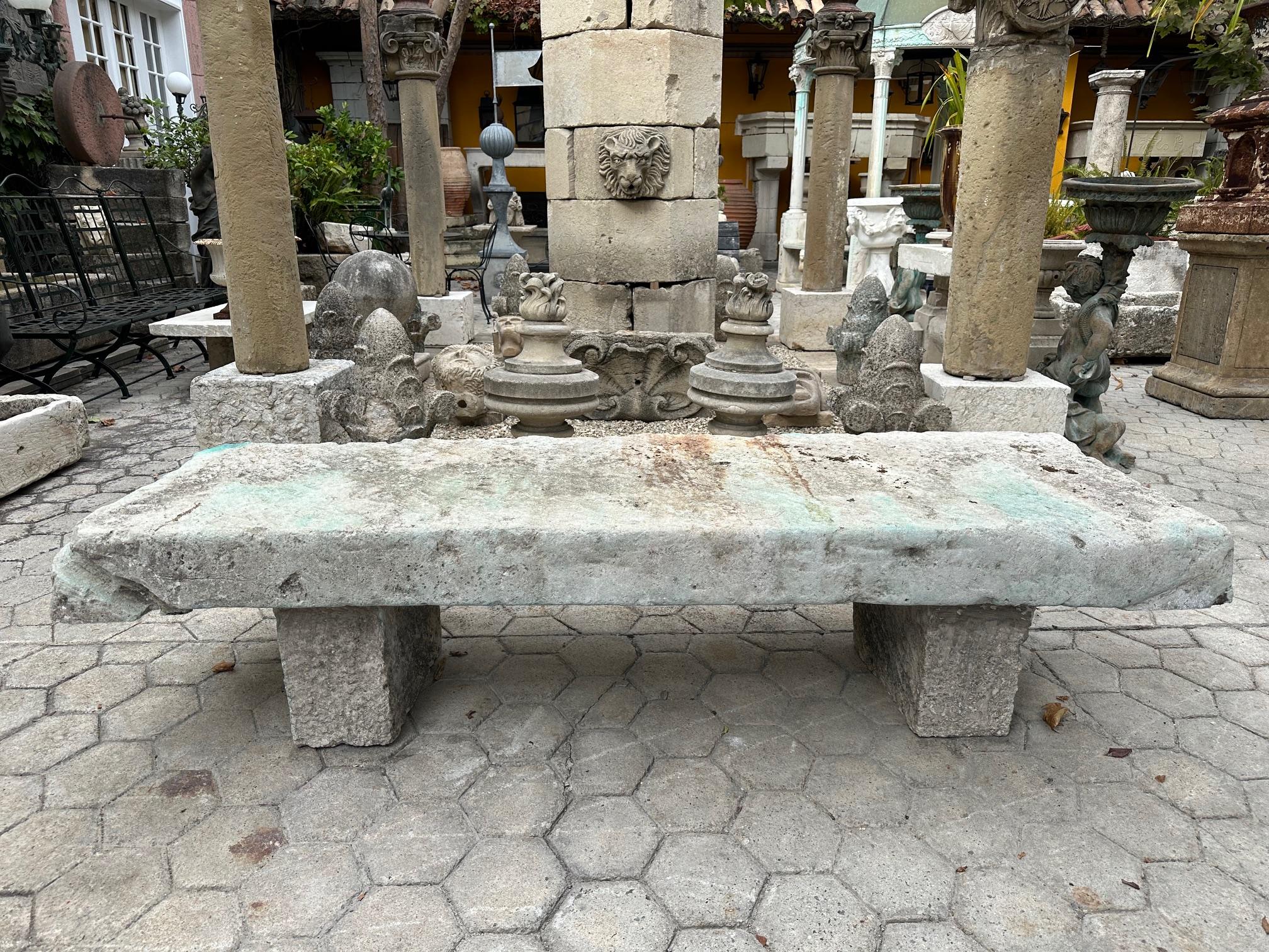 Gran Mesa de Centro Antigua de Piedra Tallada para Jardín Exterior Interior Granja Rústica en venta 6