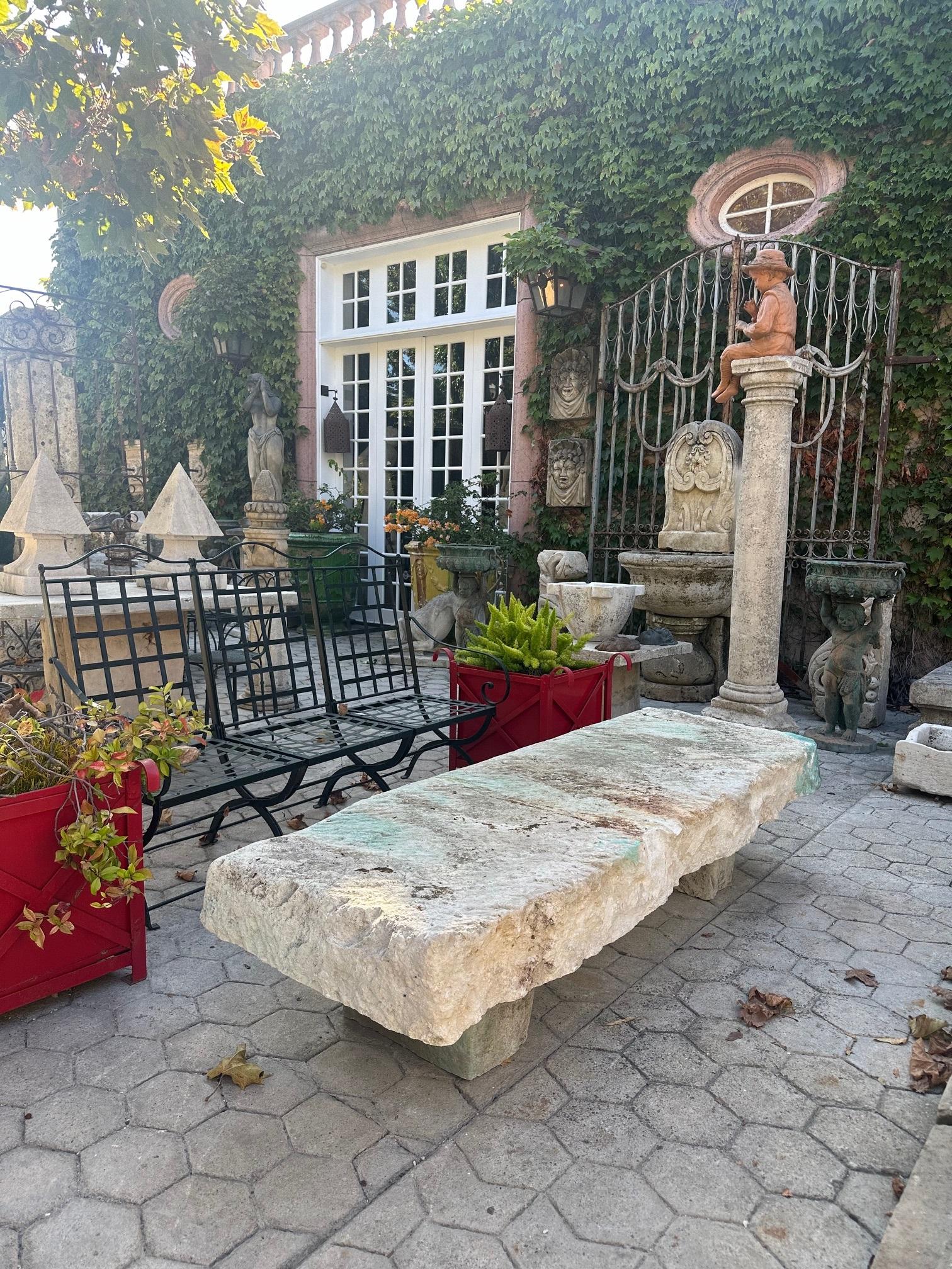 Gran Mesa de Centro Antigua de Piedra Tallada para Jardín Exterior Interior Granja Rústica en venta 7