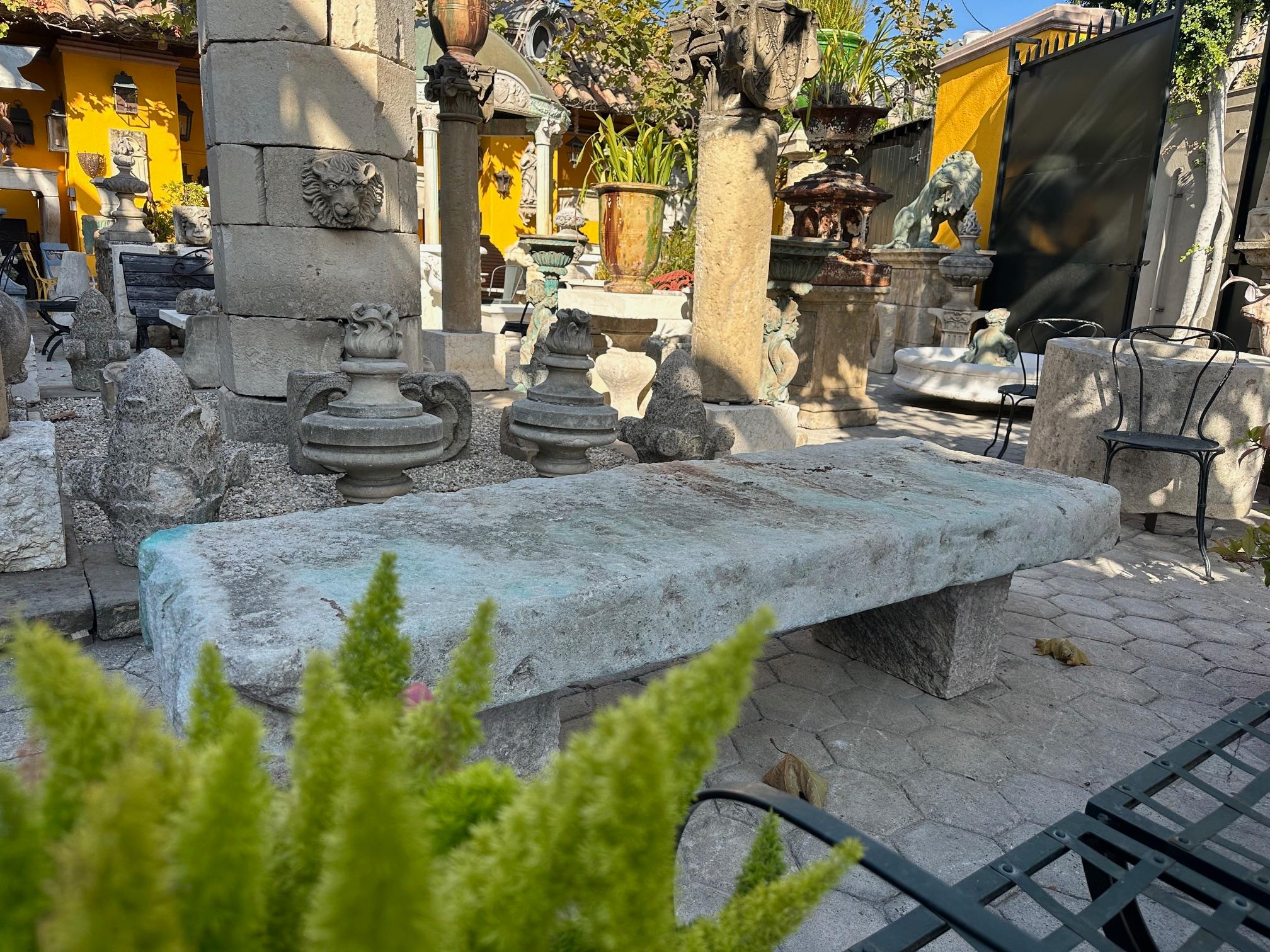 Gran Mesa de Centro Antigua de Piedra Tallada para Jardín Exterior Interior Granja Rústica en venta 8