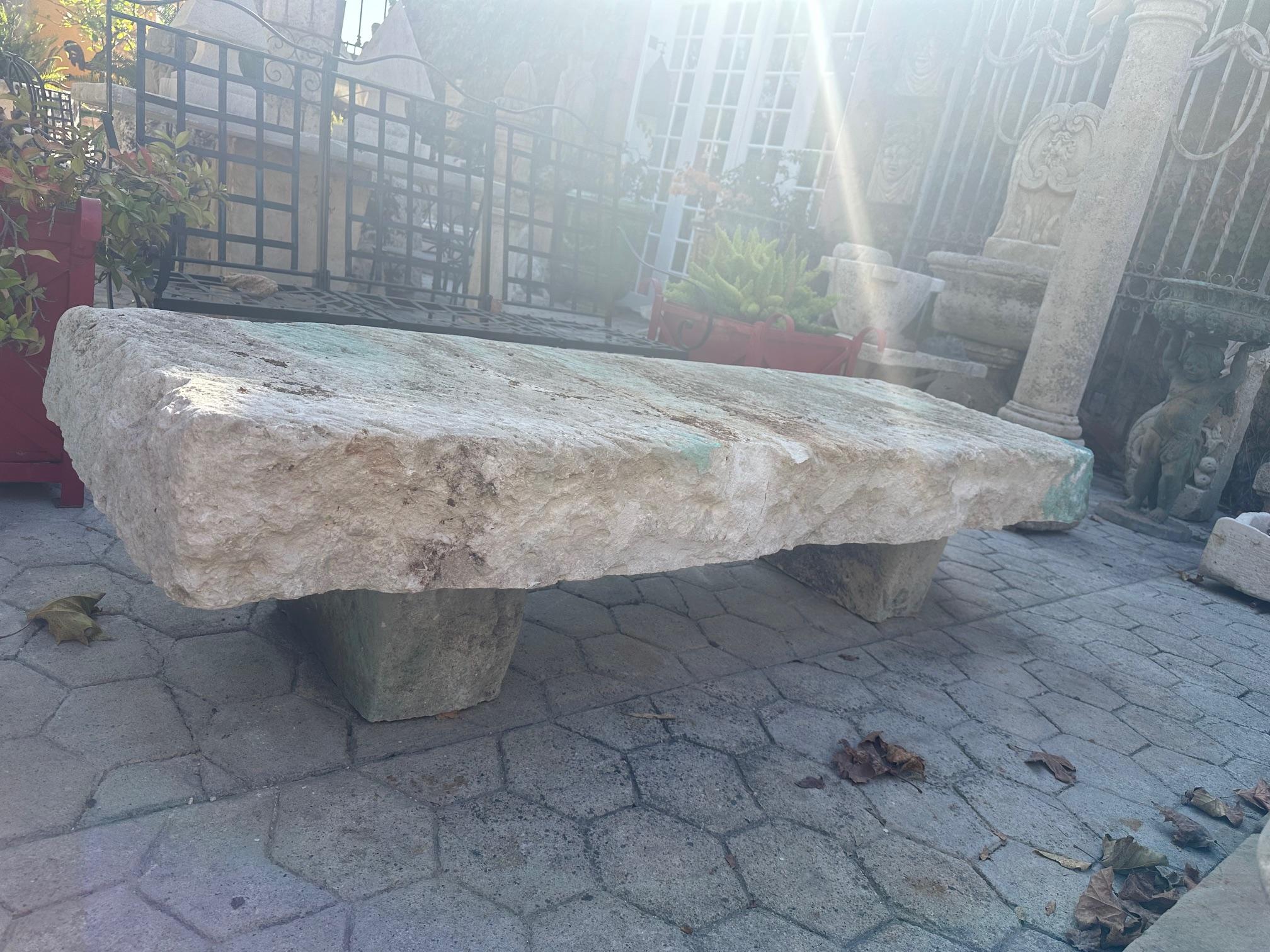 Gran Mesa de Centro Antigua de Piedra Tallada para Jardín Exterior Interior Granja Rústica en venta 10