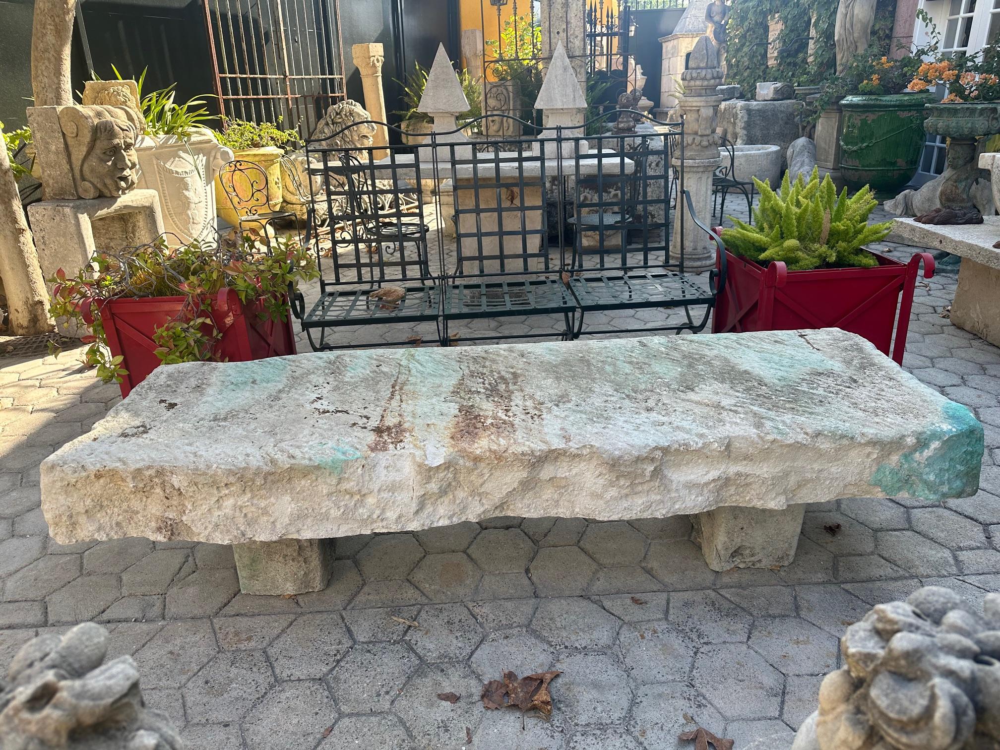 Gran Mesa de Centro Antigua de Piedra Tallada para Jardín Exterior Interior Granja Rústica en venta 11
