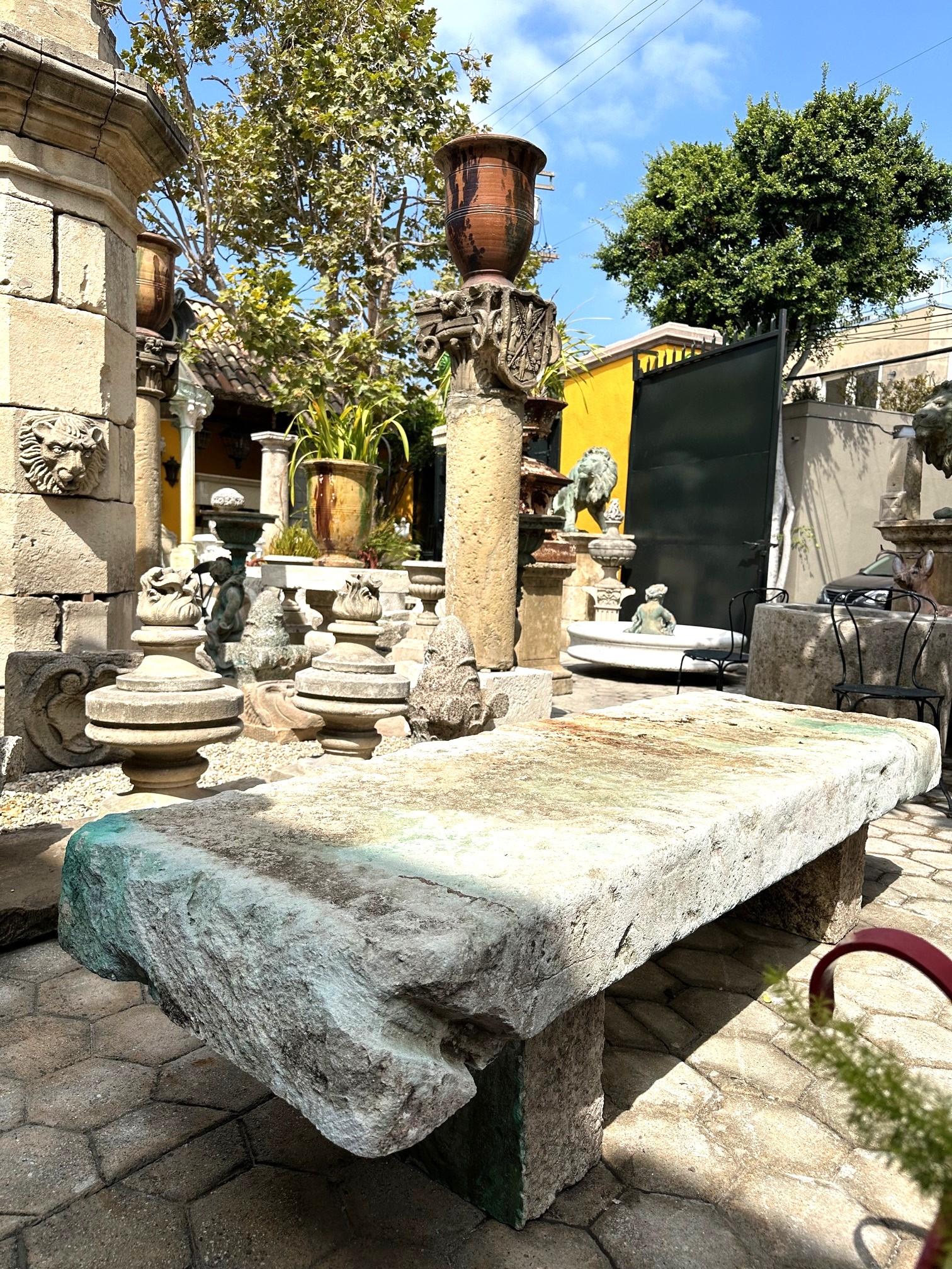 Gran Mesa de Centro Antigua de Piedra Tallada para Jardín Exterior Interior Granja Rústica en venta 12