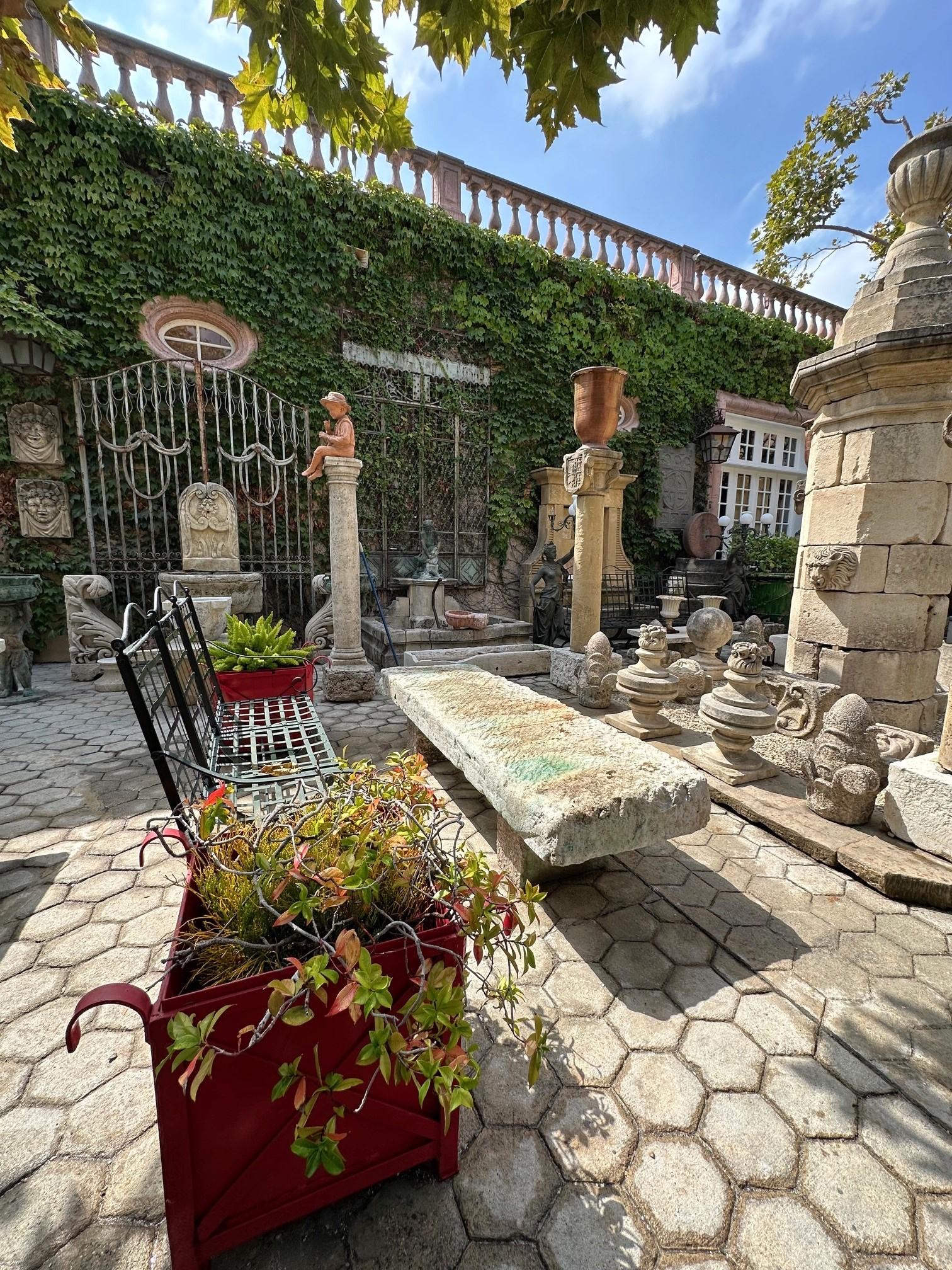 Piedra rústica tallada a mano Mesa de café de jardín Mesa de patio de granja para exterior interior Antiguo.  Elementos grandes del siglo XVIII de mesa de piedra bellamente tallada con losa superior de piedra de unos 15 cm de grosor  y