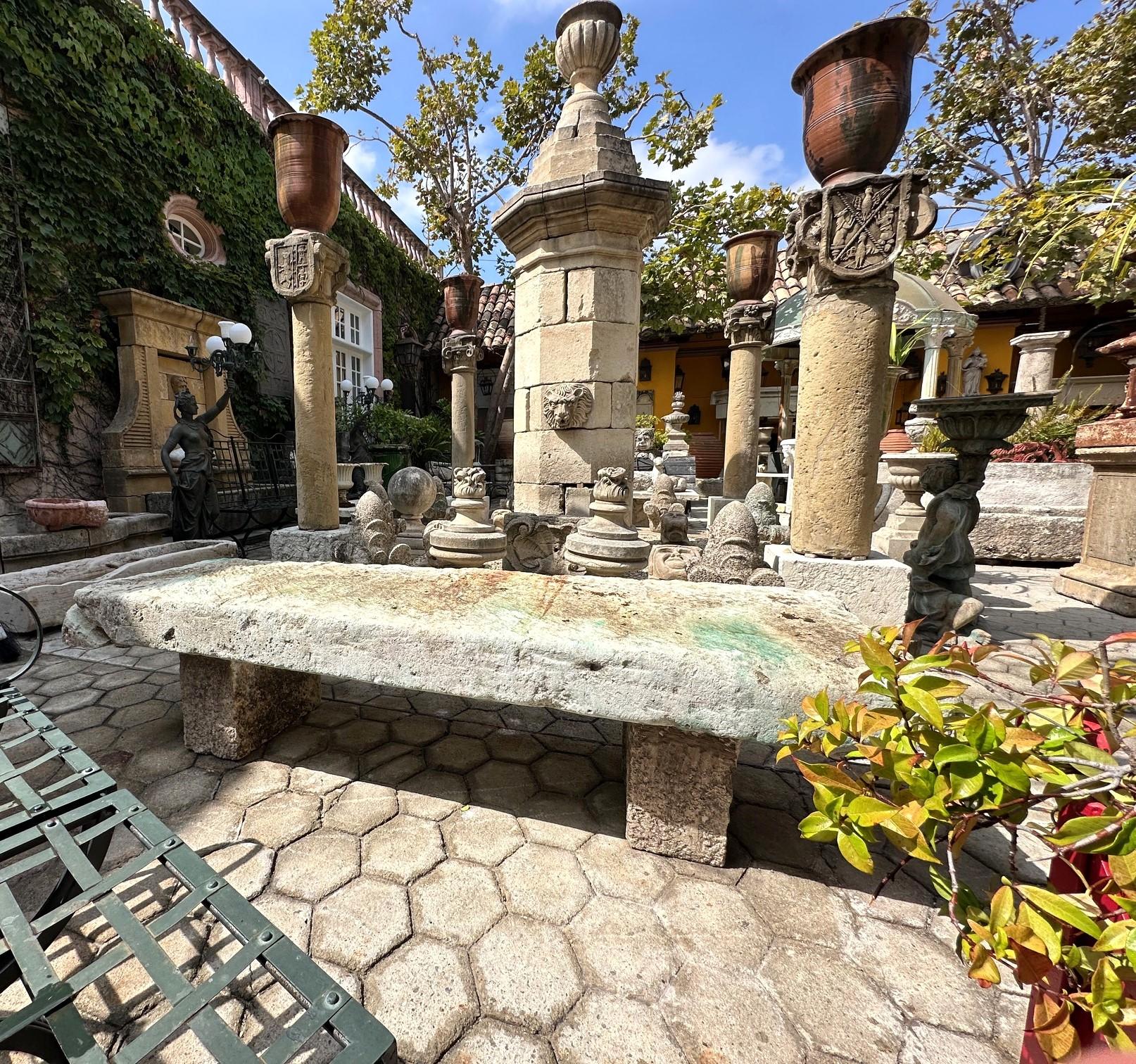 Gran Mesa de Centro Antigua de Piedra Tallada para Jardín Exterior Interior Granja Rústica en Bueno estado para la venta en West Hollywood, CA