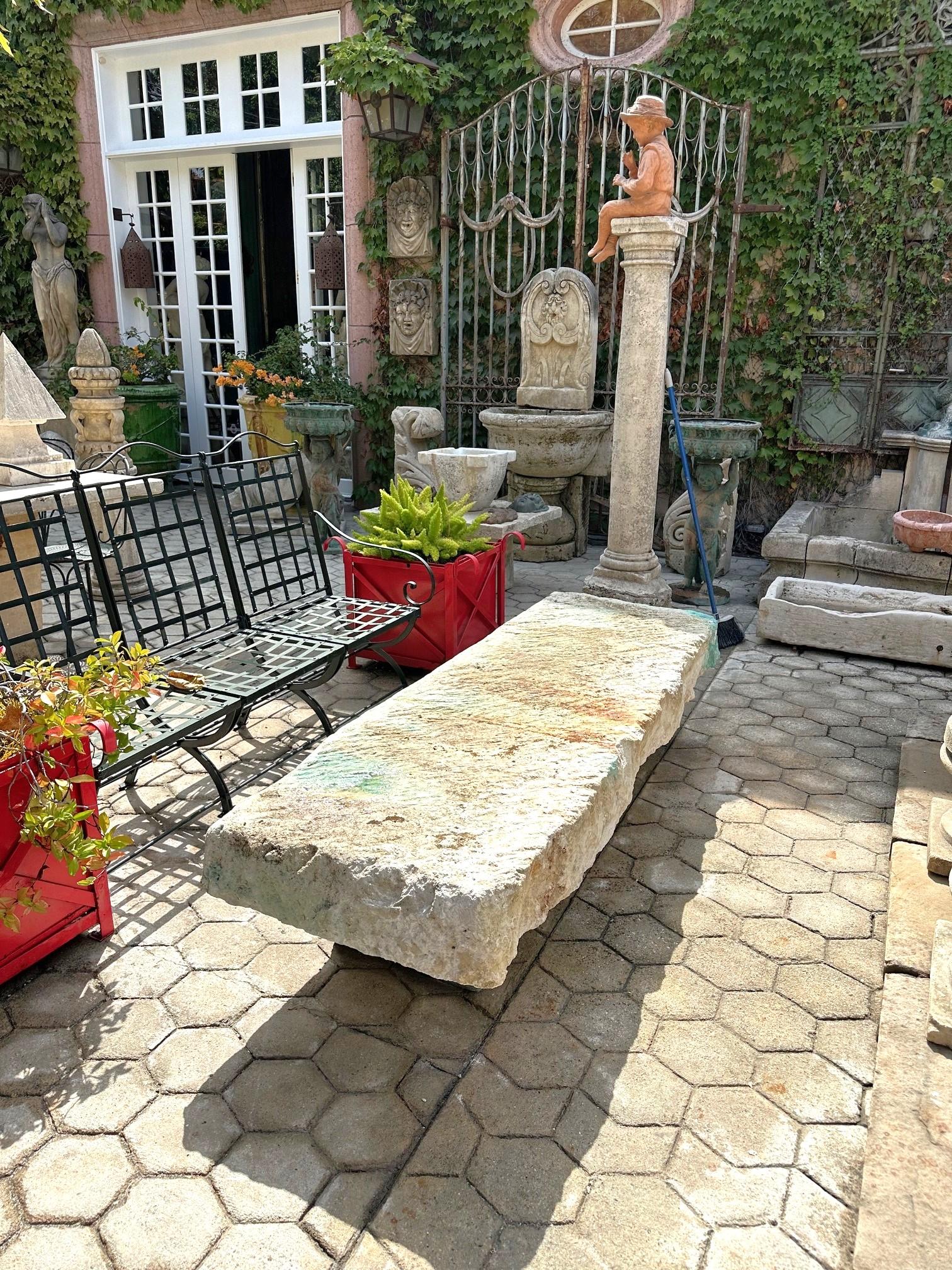 Gran Mesa de Centro Antigua de Piedra Tallada para Jardín Exterior Interior Granja Rústica siglo XVIII y antes en venta