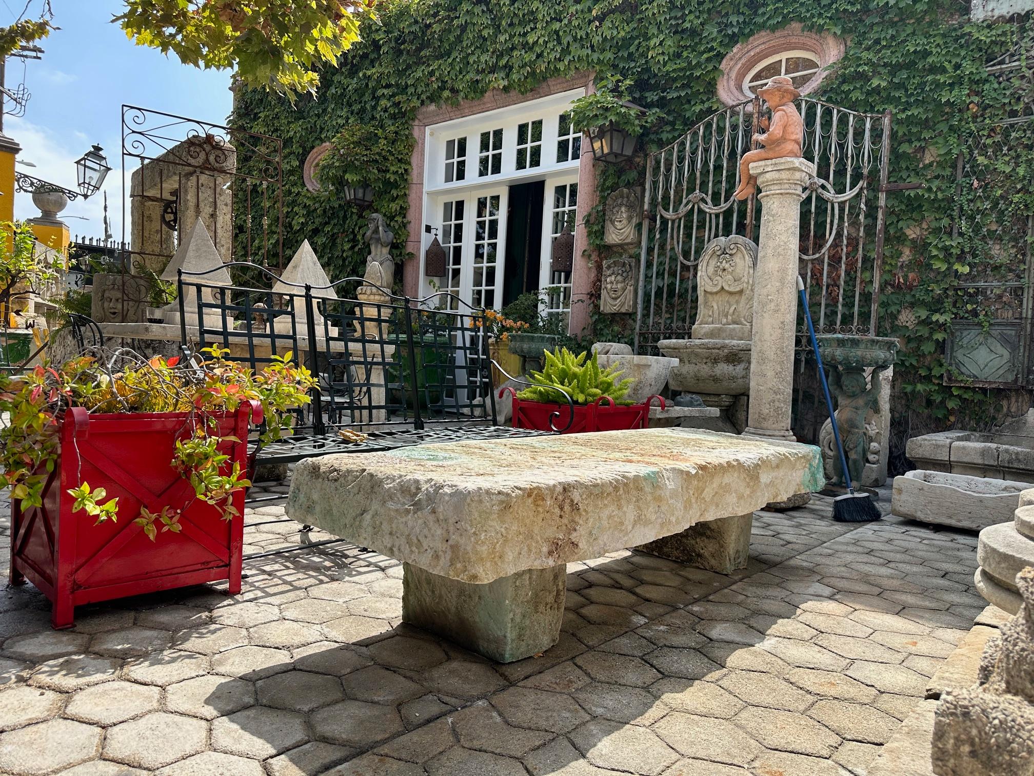 Gran Mesa de Centro Antigua de Piedra Tallada para Jardín Exterior Interior Granja Rústica en venta 2