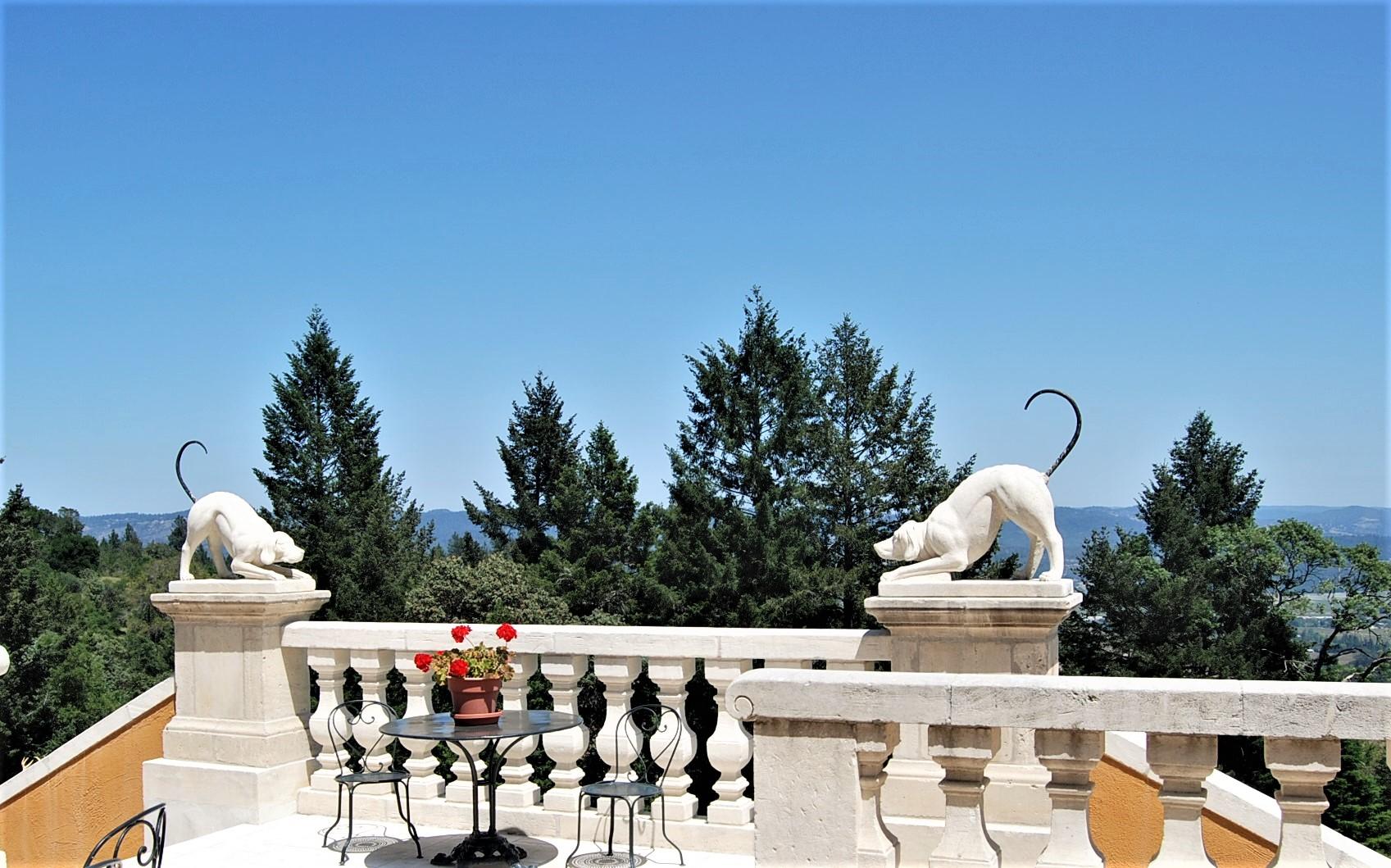 Paire de figurines en pierre sculptée de chiens de chasse Jardin Statues anciennes Amoureux des animaux en vente 2