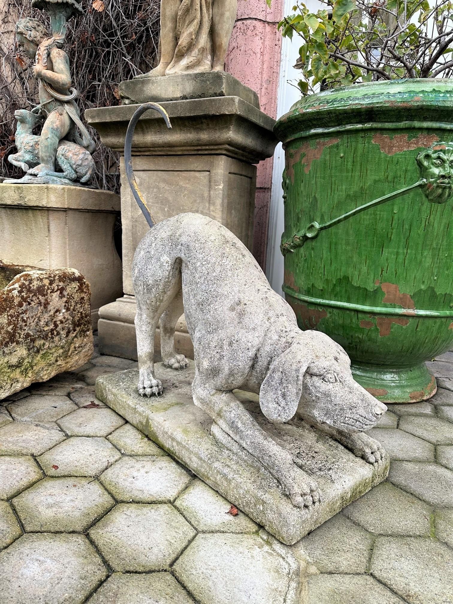 Paire de figurines en pierre sculptée de chiens de chasse Jardin Statues anciennes Amoureux des animaux en vente 3