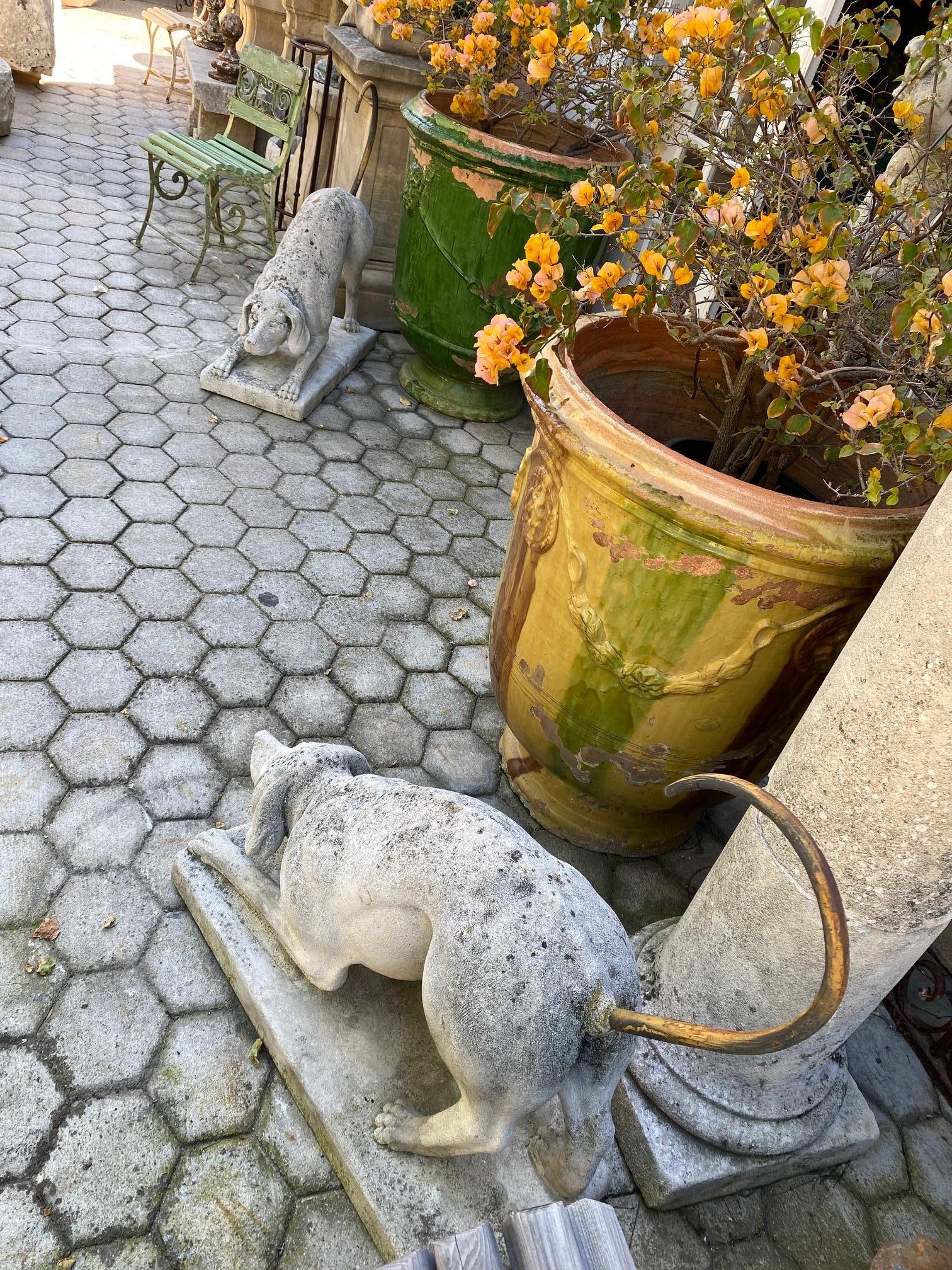Paire de figurines en pierre sculptée de chiens de chasse Jardin Statues anciennes Amoureux des animaux en vente 5