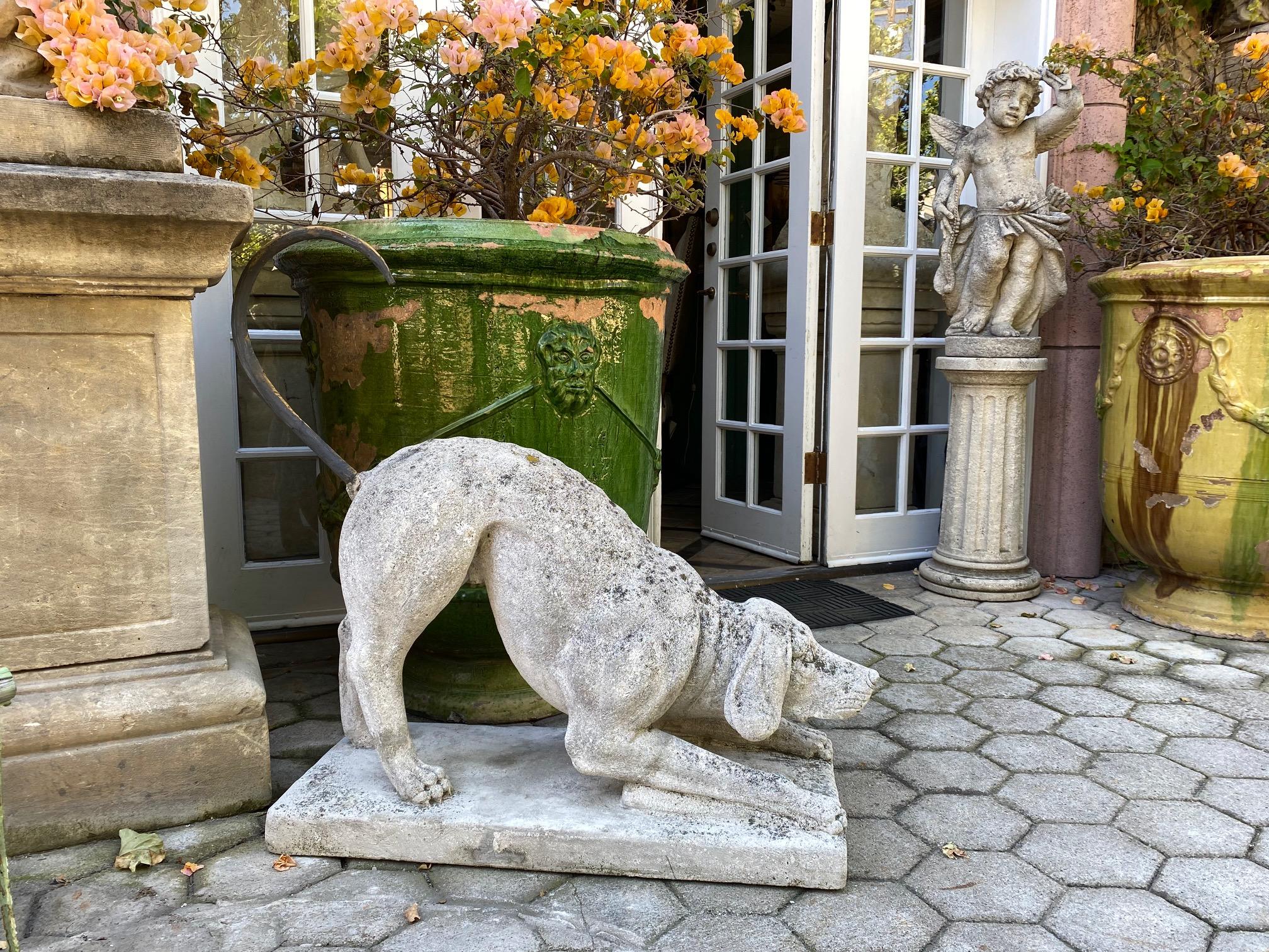 Paire de figurines en pierre sculptée de chiens de chasse Jardin Statues anciennes Amoureux des animaux en vente 8